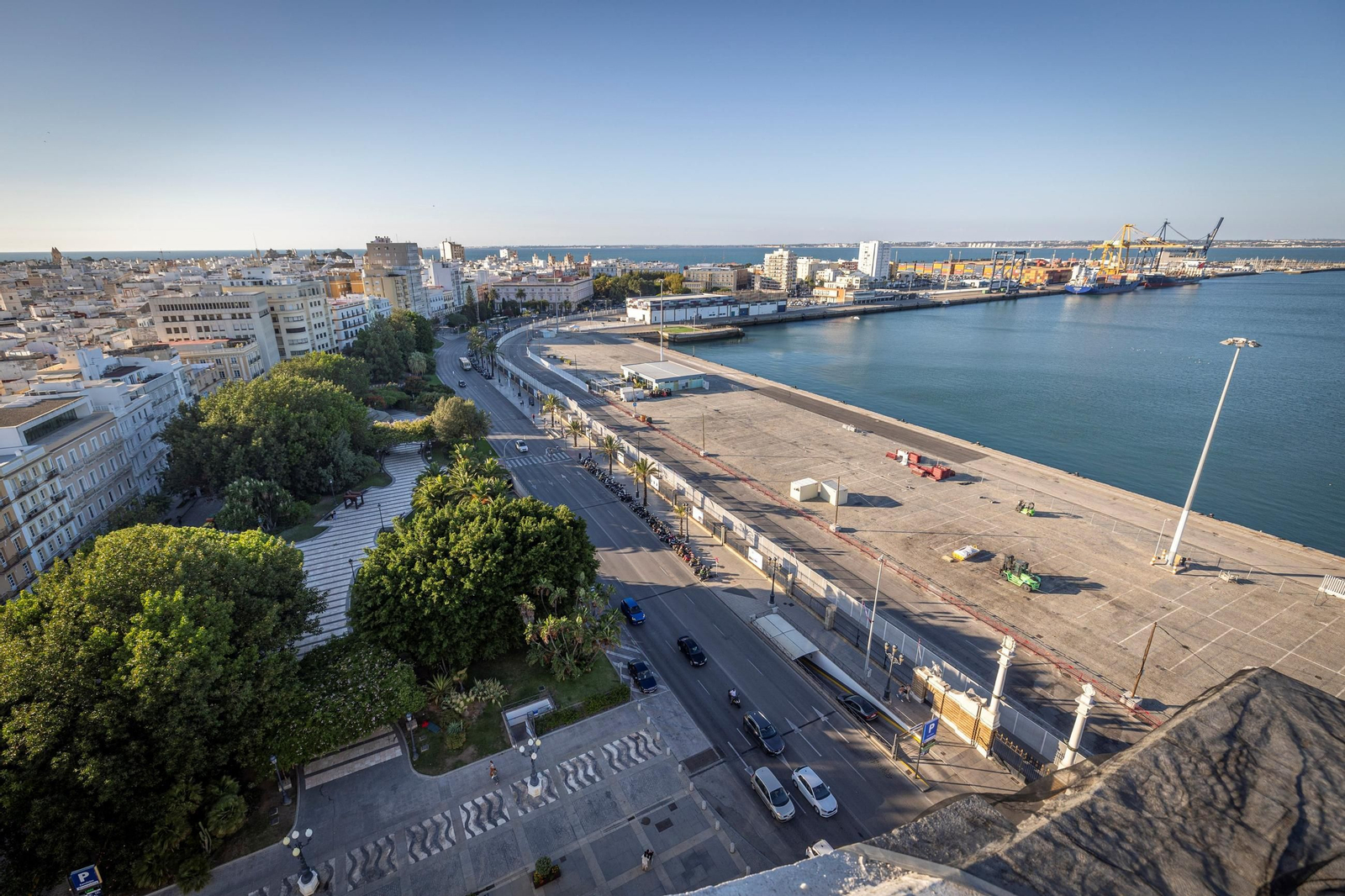 Canalejas y la avenida del Puerto, como un muro para llegar al Muelle Ciudad.