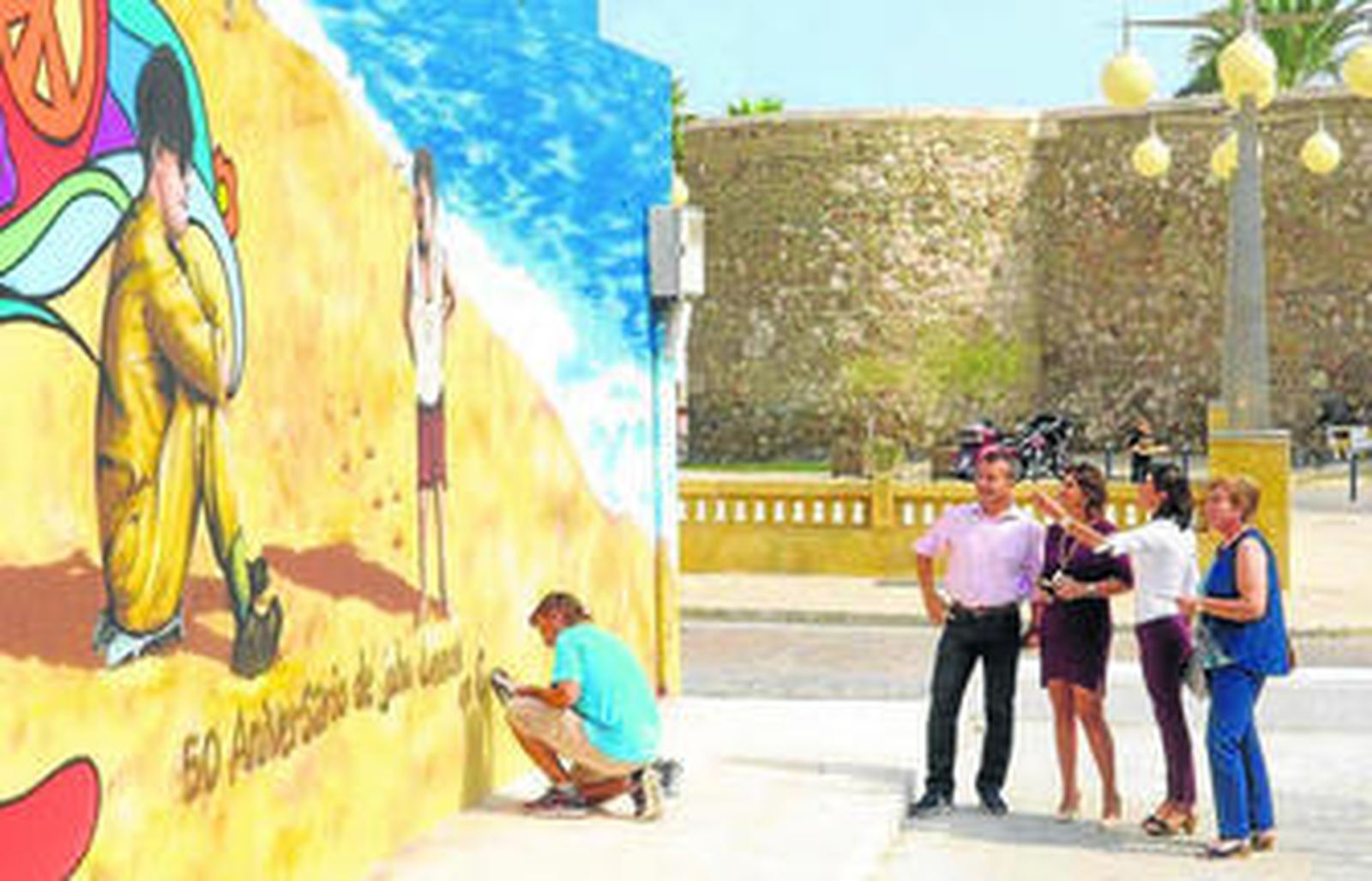 Acto inaugural del mural ayer con la presencia de Salvador Hernández, Ángeles Martínez y el propio artista.