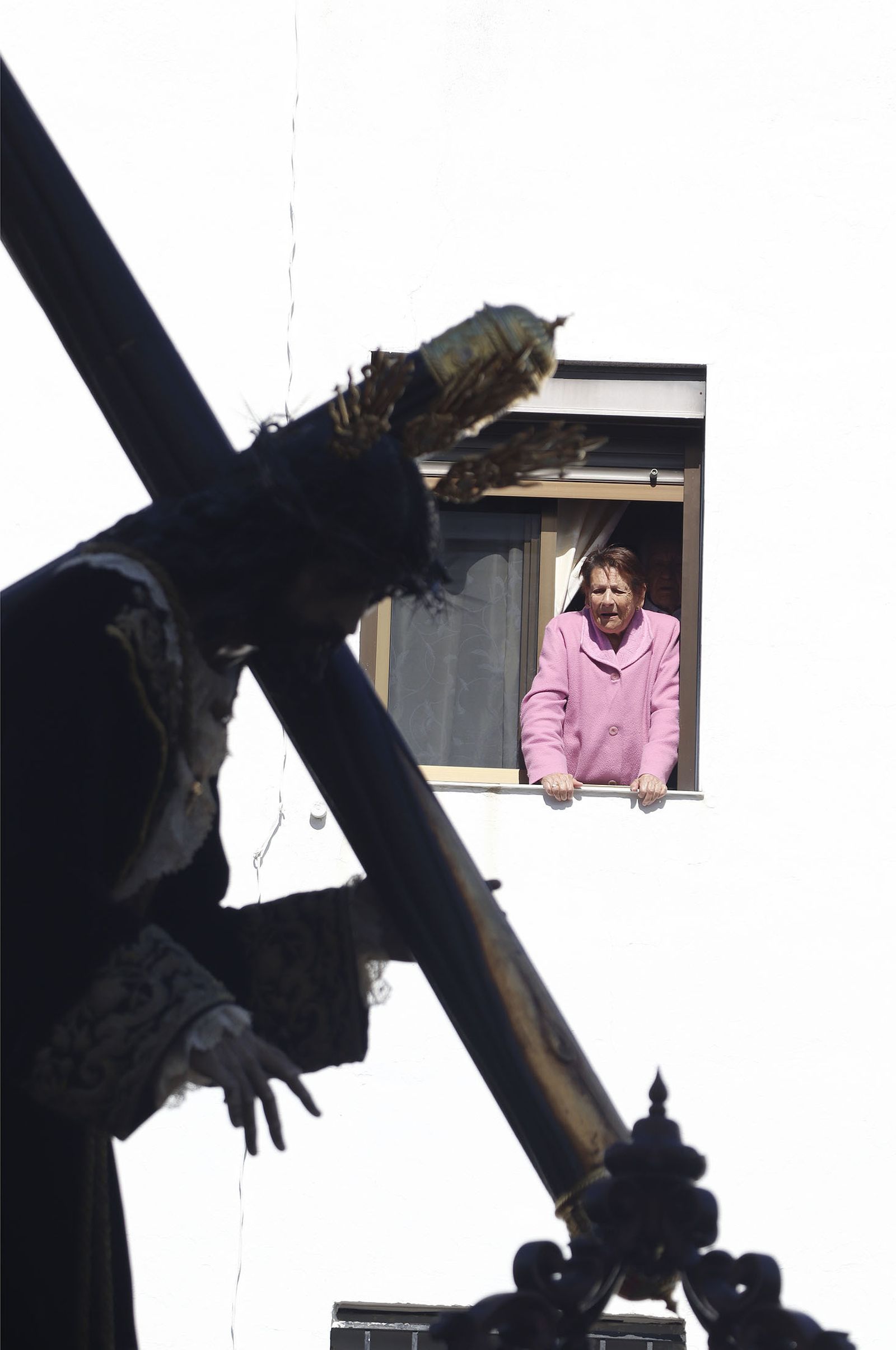 Imágenes del recorrido de la Hermandad de la Redención por las calles de Huelva