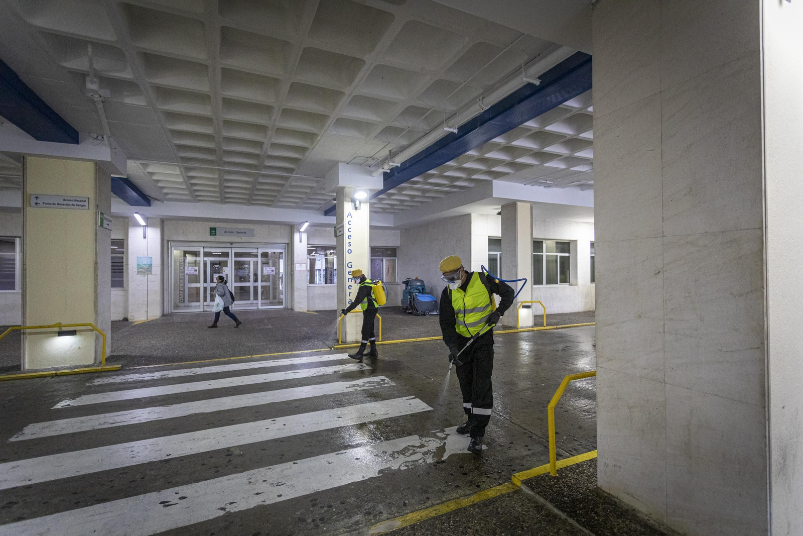 La UME desinfecta el hospital Puerta del Mar