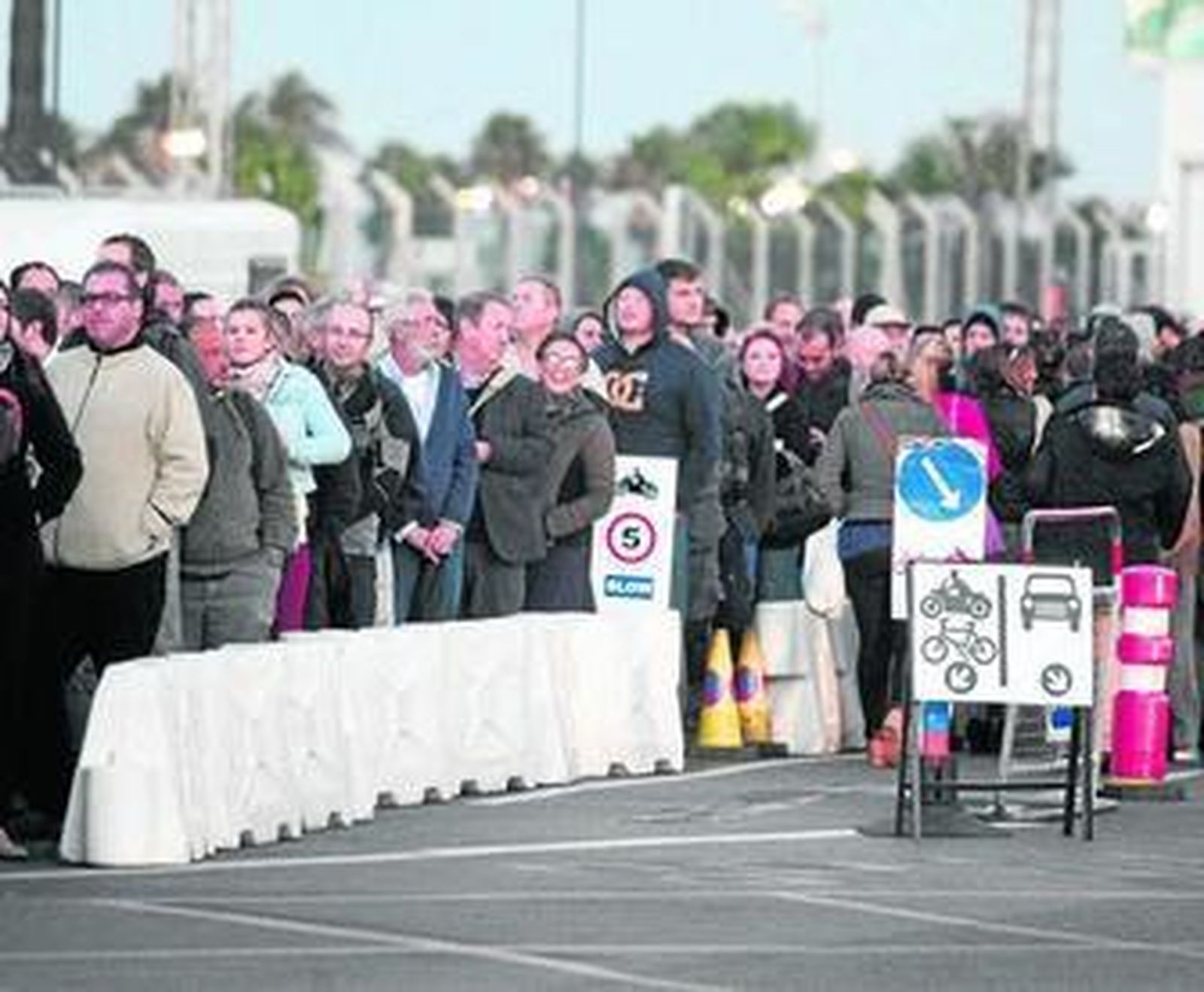 Imagen de largas colas peatonales en la Aduana de La Línea.