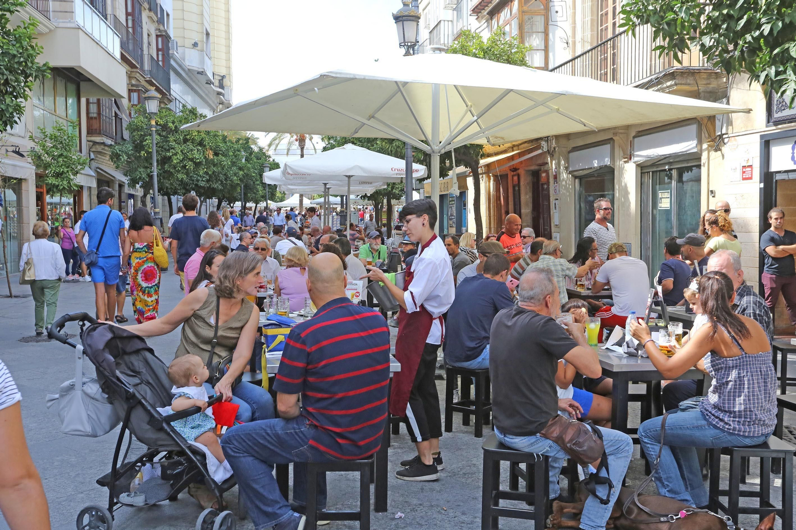 Animada imagen de una terraza en la calle Lancería, el pasado verano.