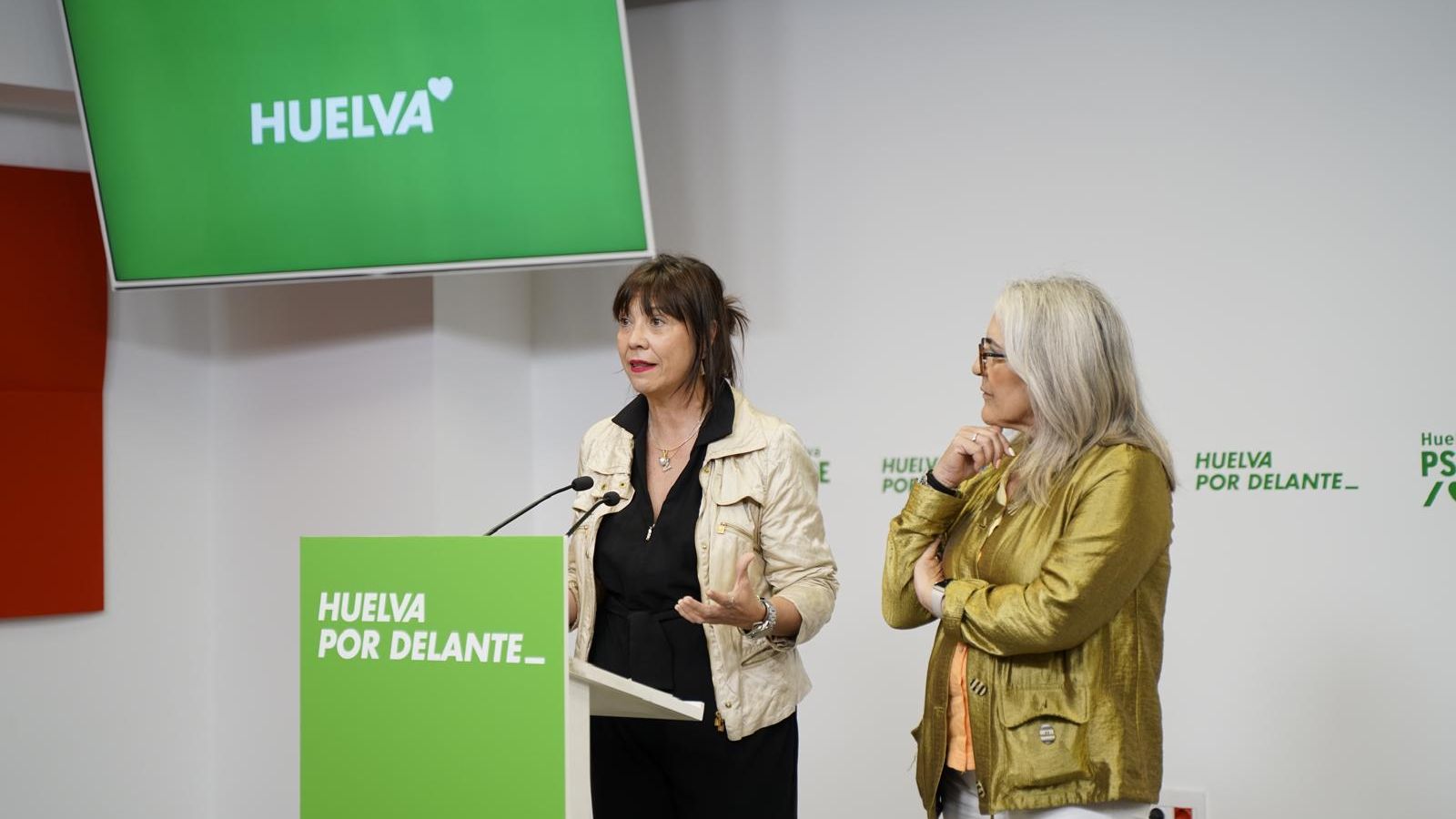 Victoria Fernández junto a Pepa G. Bayo en rueda de prensa.