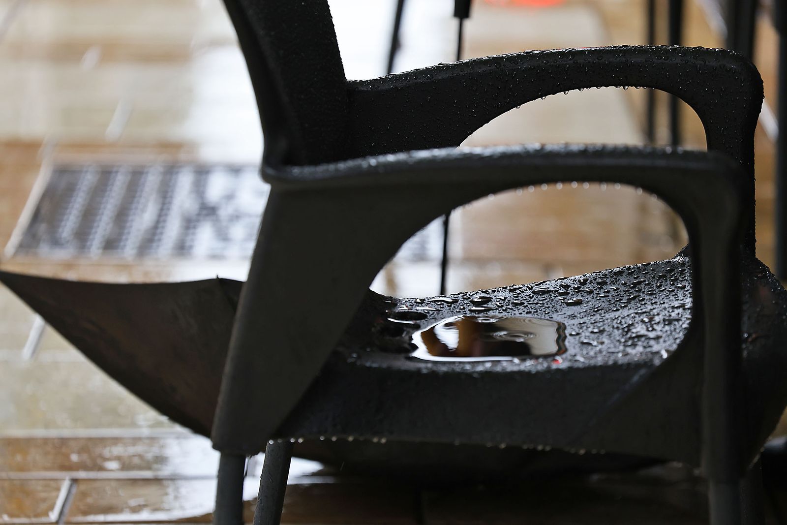 Intensas lluvias y calles desiertas en Huelva por la borrasca Marta