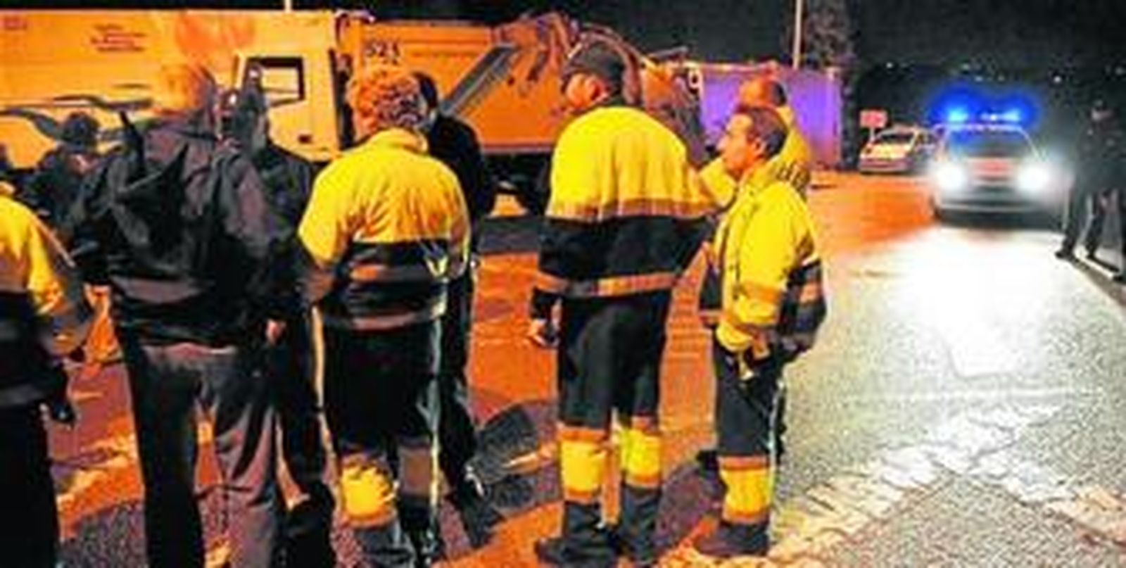 Operarios del servicio de recogida de residuos, en la madrugada del jueves a las puertas de la planta de Las Calandrias.