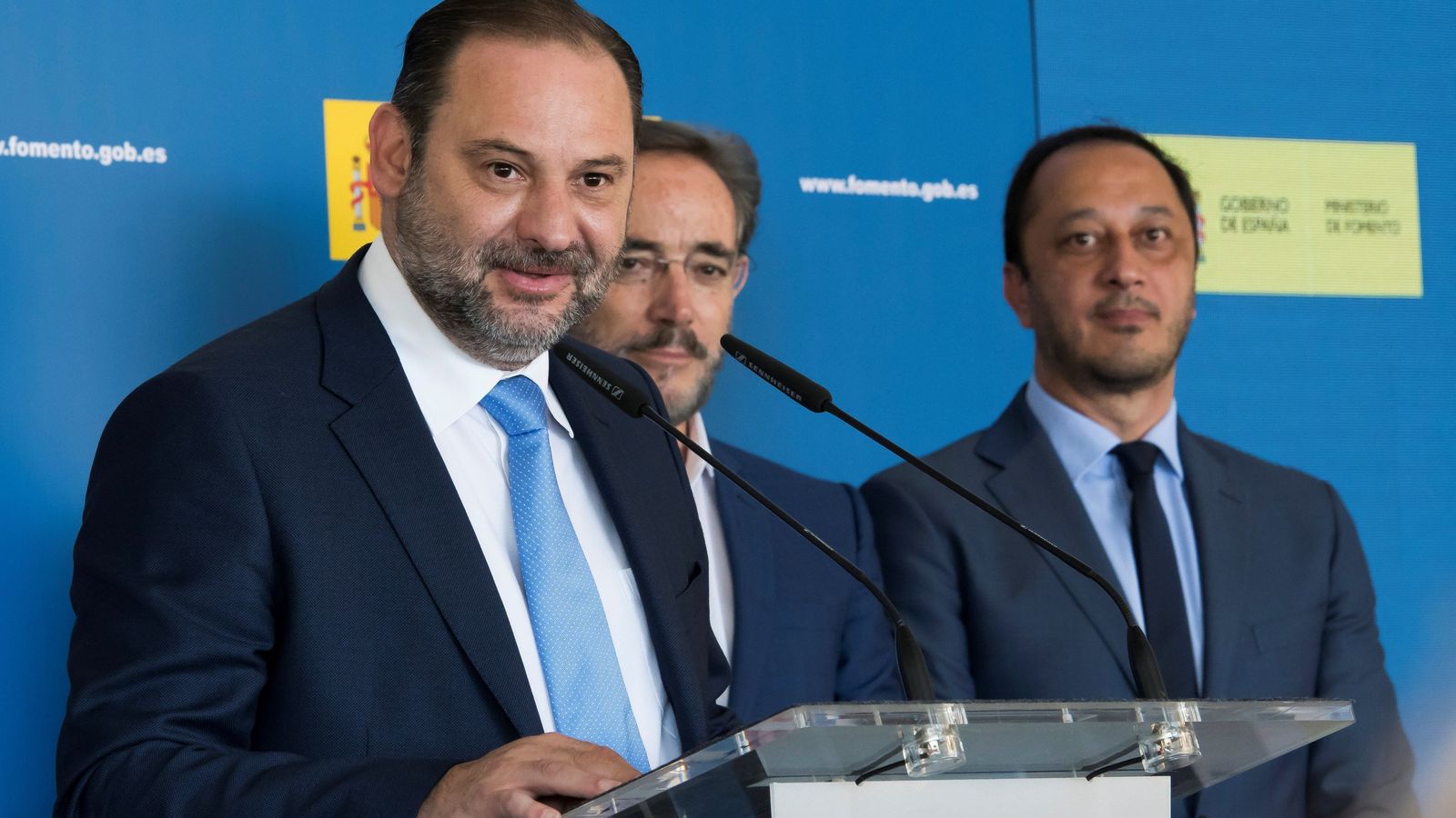 El ministro Íñigo de la Serna, en una visita este verano a Sevilla para ver el avance de las obras.