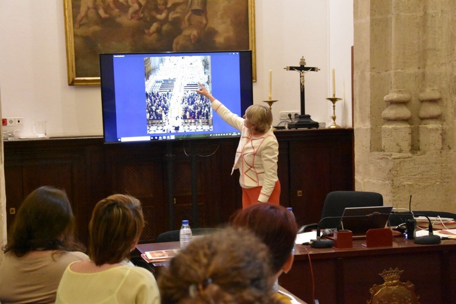 Margarita López, jefa de Actividades y Protocolo de la Catedral de Sevilla y directora del Experto junto a  Antonio Guillén, jefe de Protocolo de la Delegación del Gobierno en Andalucía, imparte una sesión académica.
