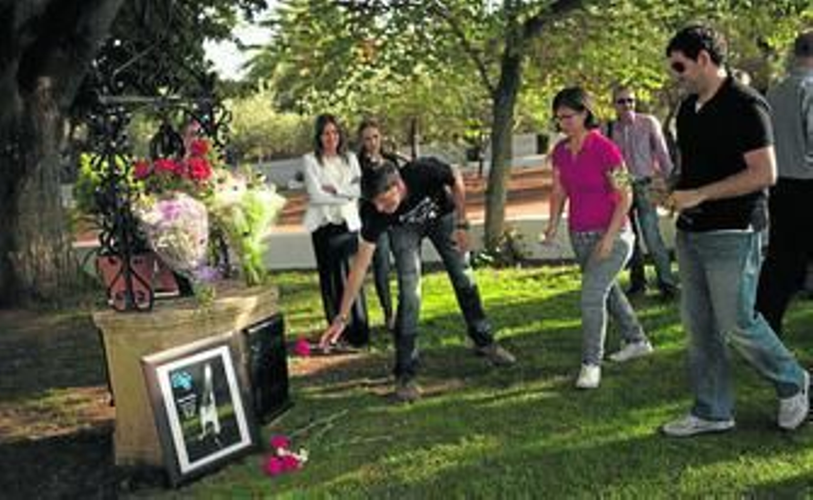 Ofrenda floral en honor a Orson Welles, ayer, en el pozo donde se encuentran las cenizas del cineasta.