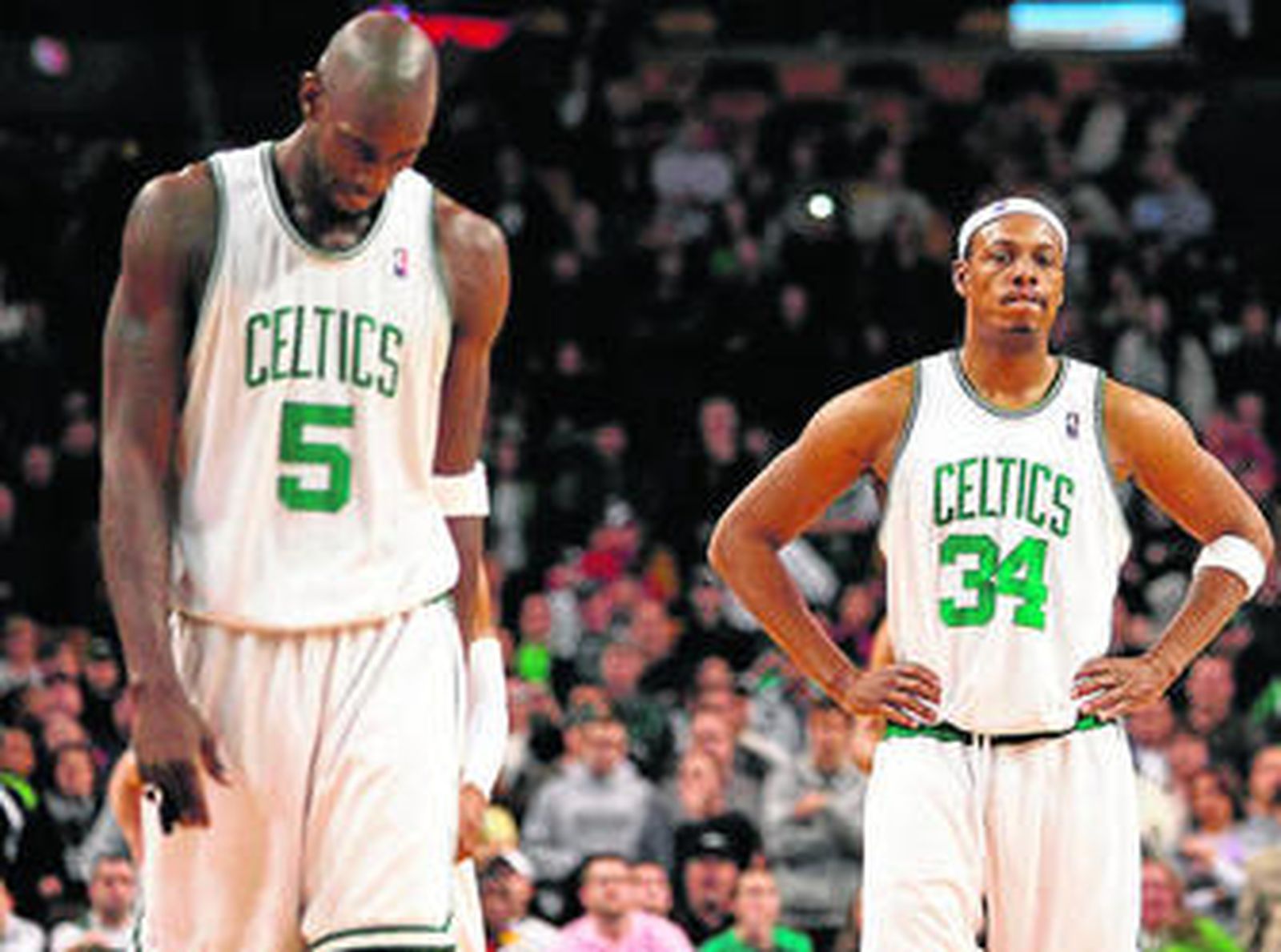1. La desesperación de Paul Pierce (34) ha sido una estampa más repetida de lo común durante el pasado mes de enero. Garnett, al lado, aparece cabizbajo. 2. Rasheed Wallace es sujetado por un técnico ayudante en una de sus numerosas protestas. Su llegada a los Celtics aún no marca tantas diferencias. 3. Imagen de la celebración del anillo de 2008. Garnett alza el ansiado trofeo de campeón. Eran tiempo mejores.