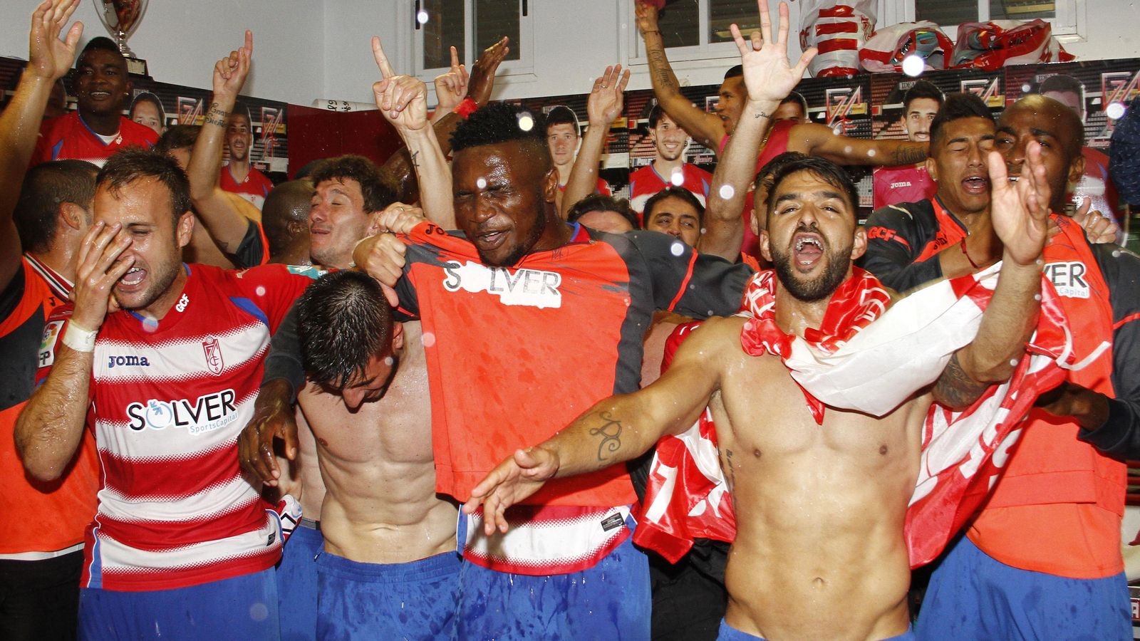 Los jugadores rojiblancos celebraron en el vestuario la permanencia.
