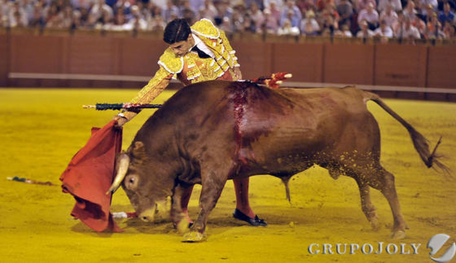 Pablo Aguado, con el primero de la noche.

Fotos: Juan Carlos Vázquez
