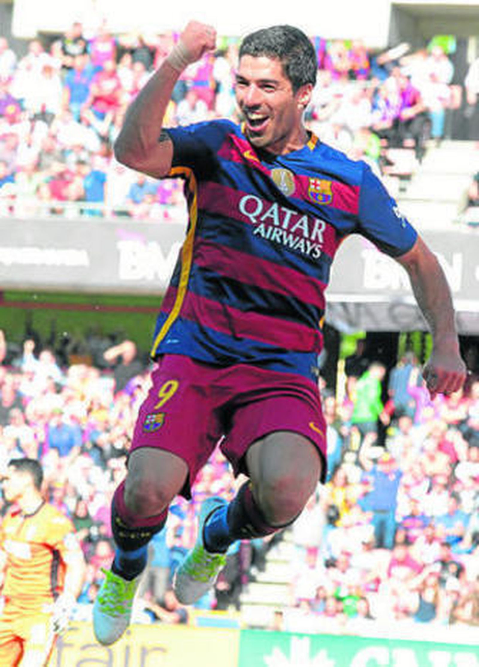 Luis Suárez celebra su segundo gol ante el Granada.