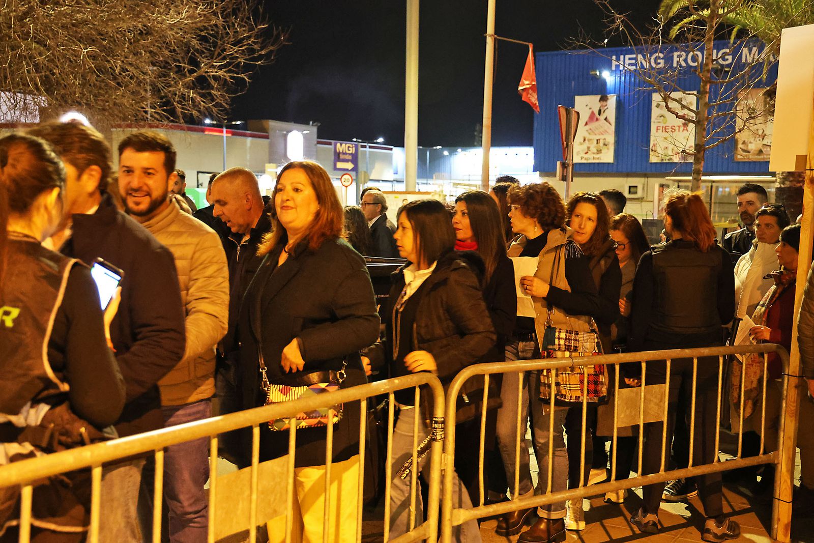 Imágenes del ambiente previo al concierto de Manolo García