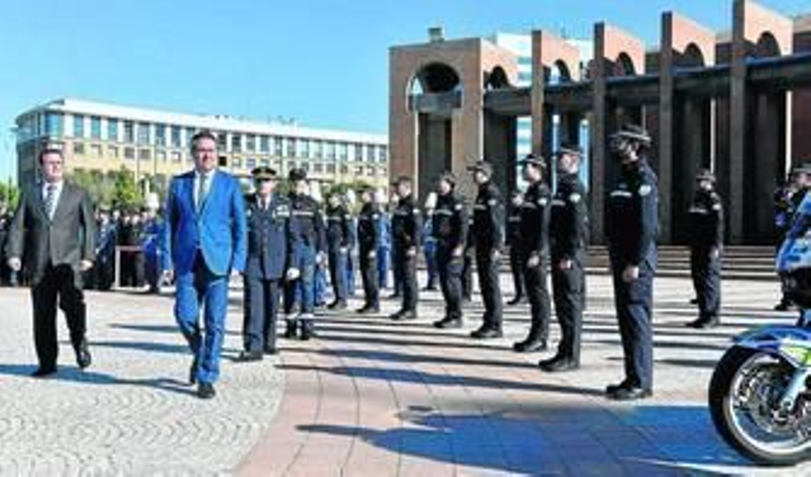 Espadas y Cabrera pasan revista a los agentes en el acto central del día de la Policía Loca, celebrado ayer en Fibes.