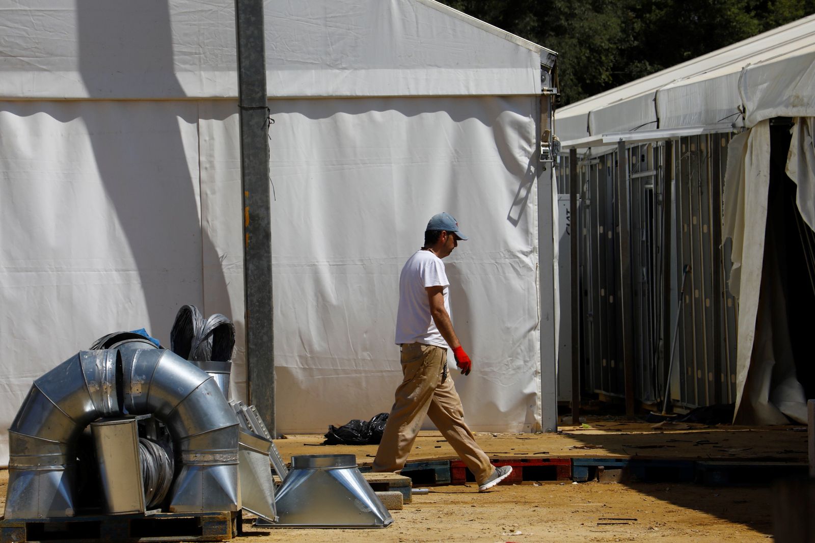 El desmontaje de las casetas y atracciones de la Feria de Córdoba, en imágenes