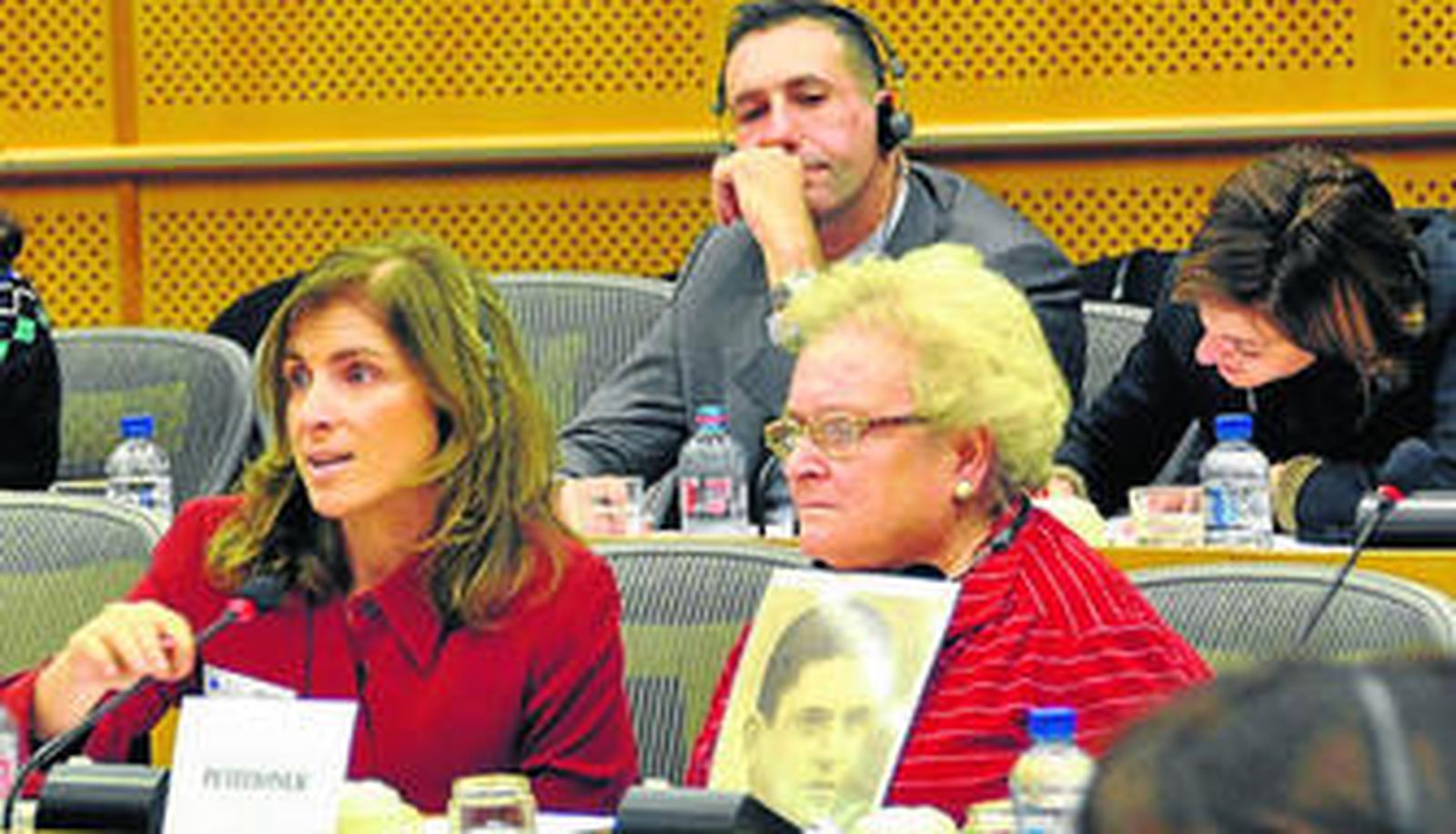 Noelia y Guillermina durante su intervención hace unos meses en el Parlamento Europeo.