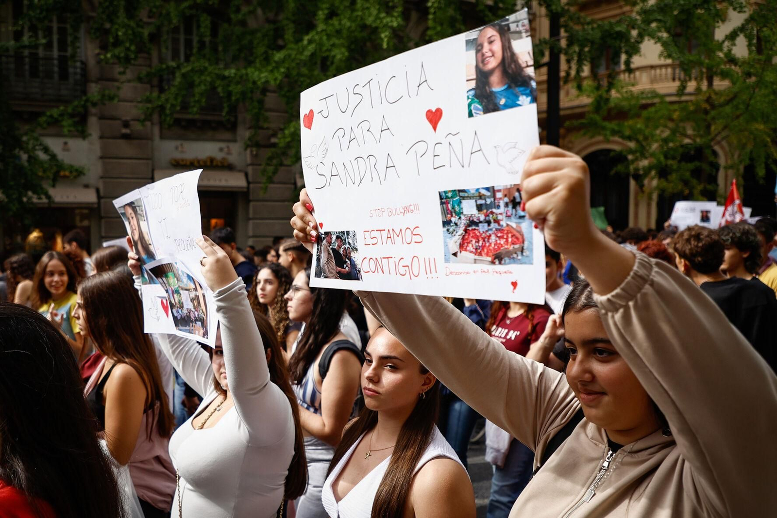 Unas 3.000 personas se manifiestan contra el acoso escolar en Granada: las imágenes