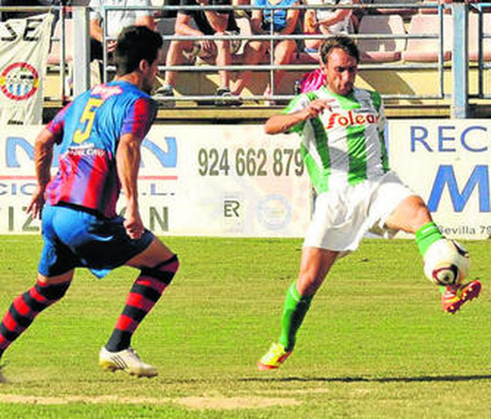 Óscar Silva controla el balón en el choque con el Extremadura.