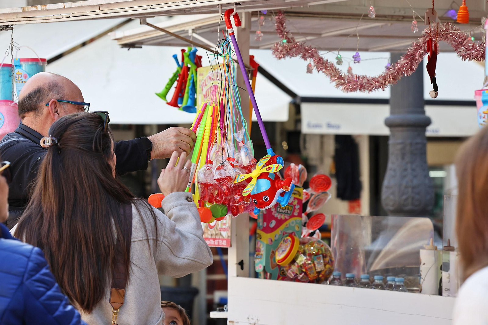 Imágenes del mercado navideño de la Plaza de Las Monjas