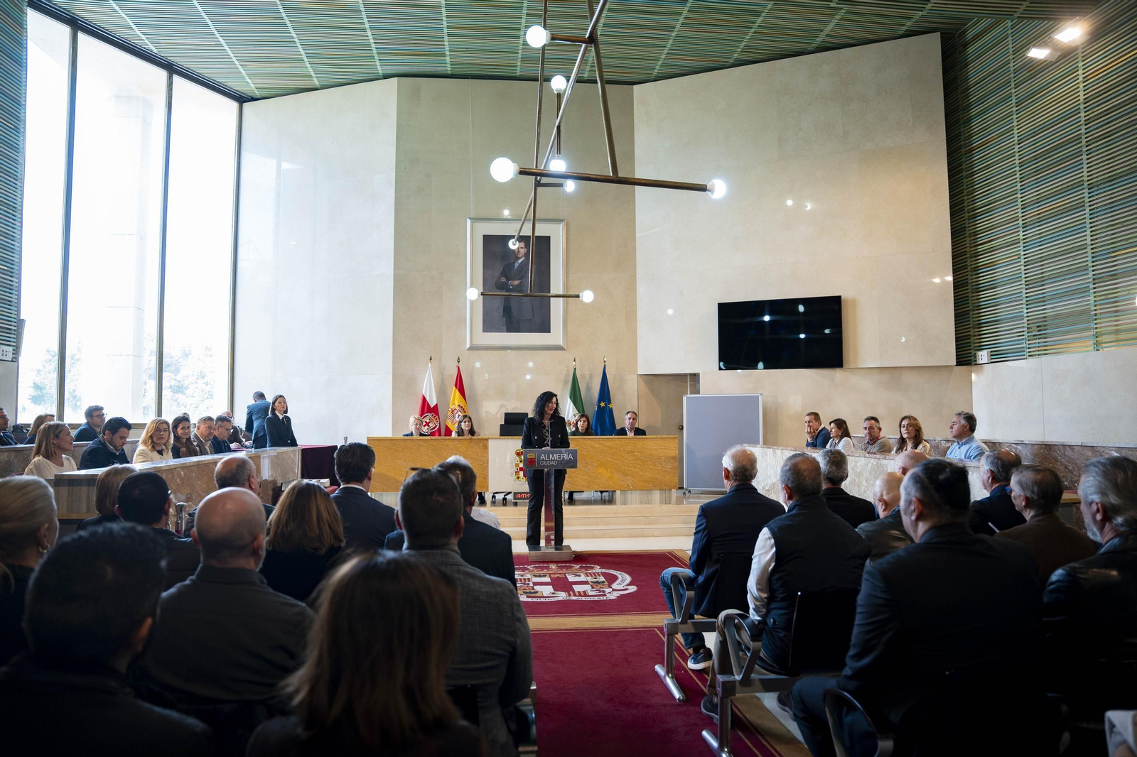 Almería rinde homenaje a su personal municipal con la imposición de los Escudos de Oro