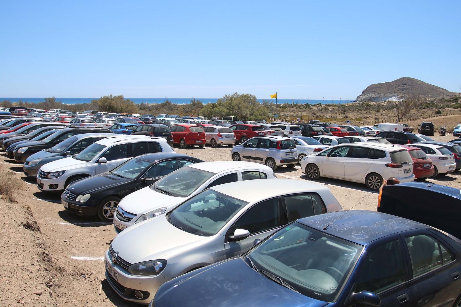 Vehículos aparcados en las zonas habilitadas dentro del Parque Natural Cabo de Gata-Níjar.