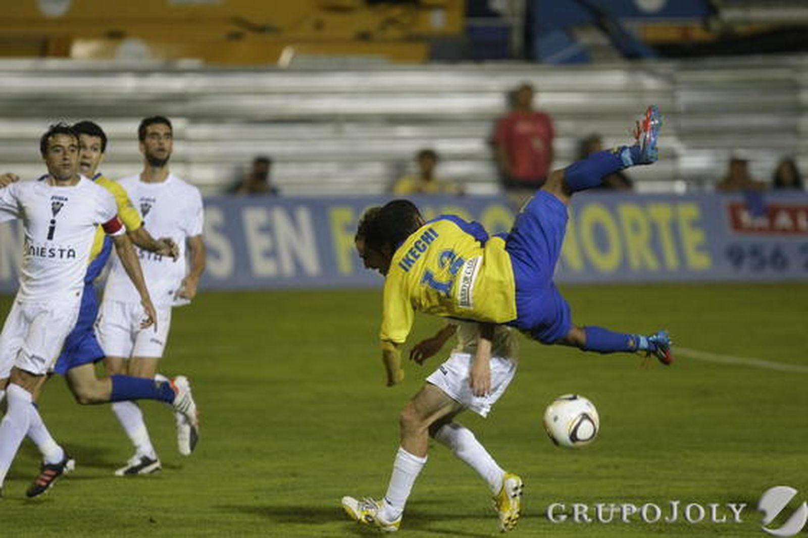 Ikechi cae de forma espectacular. 

Foto: Julio Gonzalez