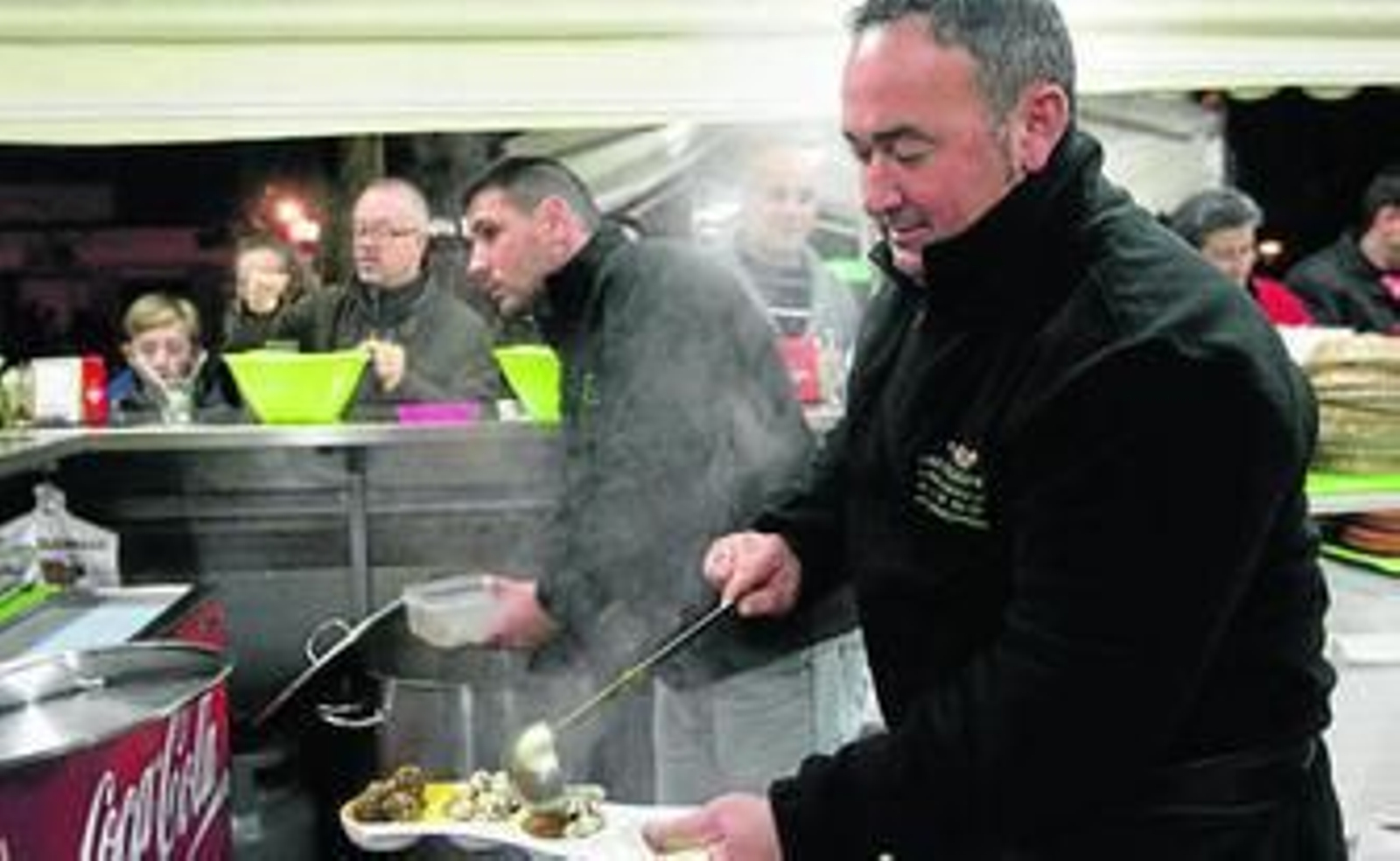 El puesto de la avenida de Granada, a pleno rendimiento ayer por la tarde.