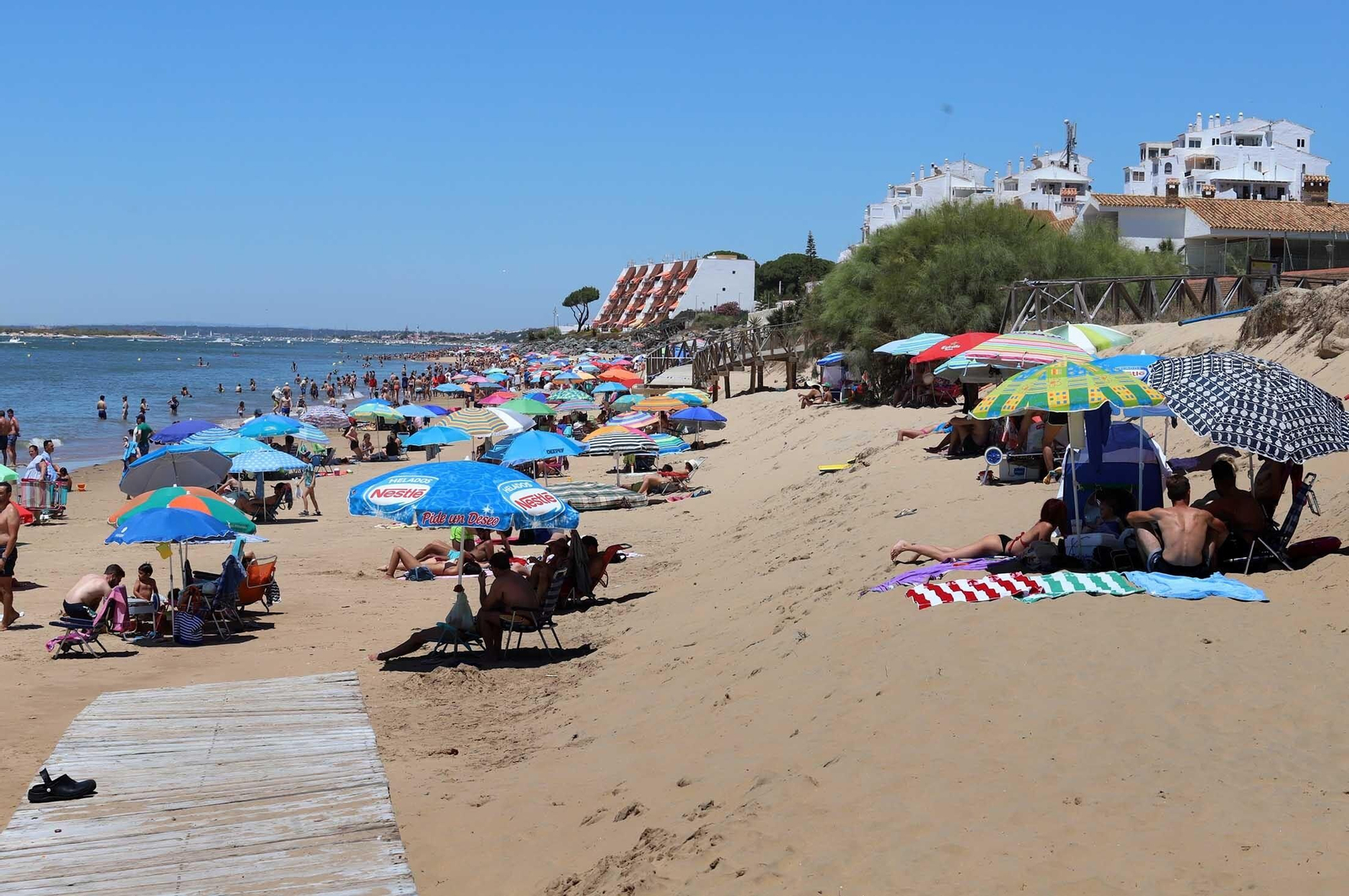Las imágenes más destacadas del primer domingo de verano en las playas de Huelva