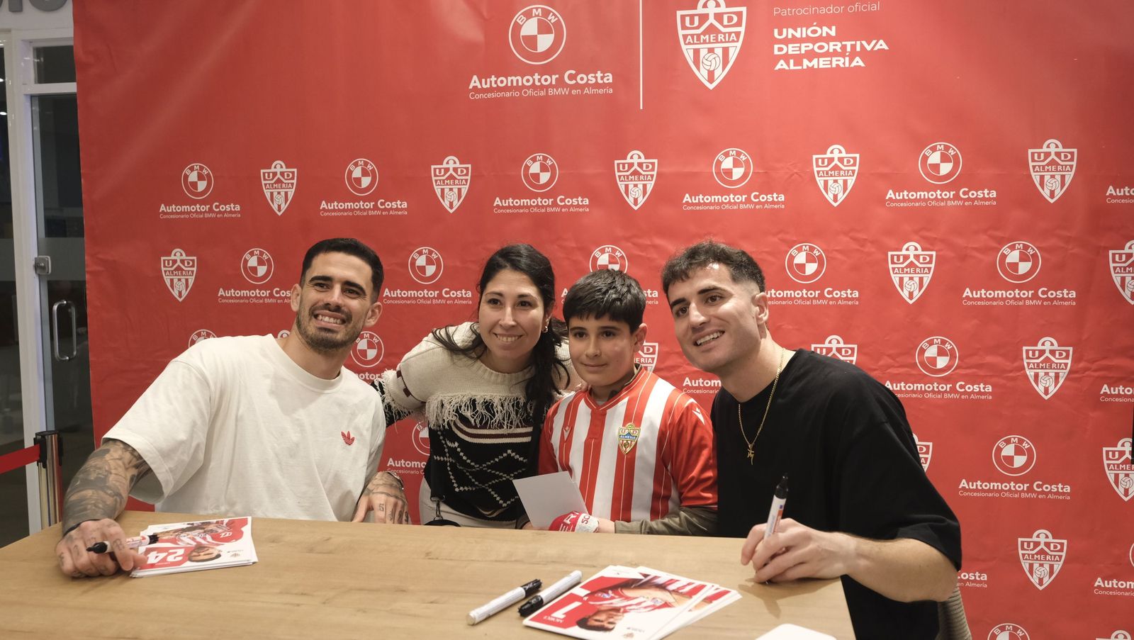 La firma de autógrafos de Jon Morcillo y Miguel de la Fuente en Automotor Costa BMW