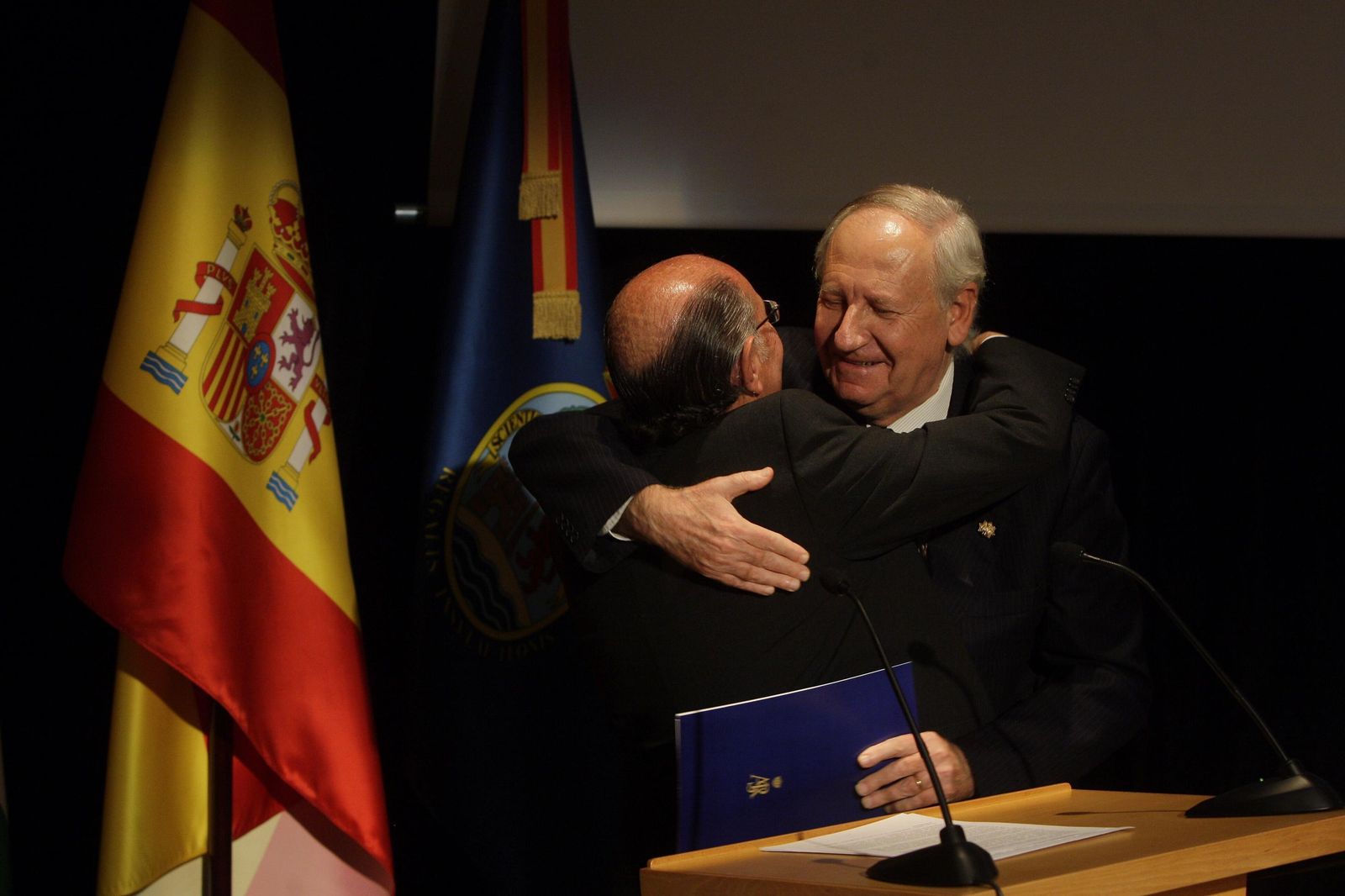 El presidente entrante, José Enrique de Benito Dorronzoro, abraza a José Carlos Fernández, que se despide tras doce años al frente de la Academia.