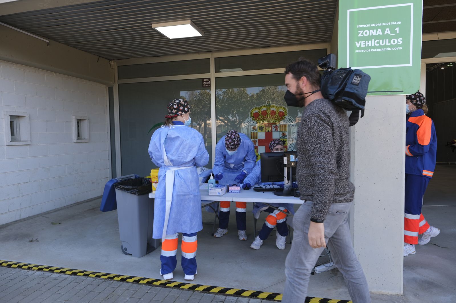 Fotogalería vacunación COVID-19 en el Palacio de los Juegos Mediterráneos. Almería
