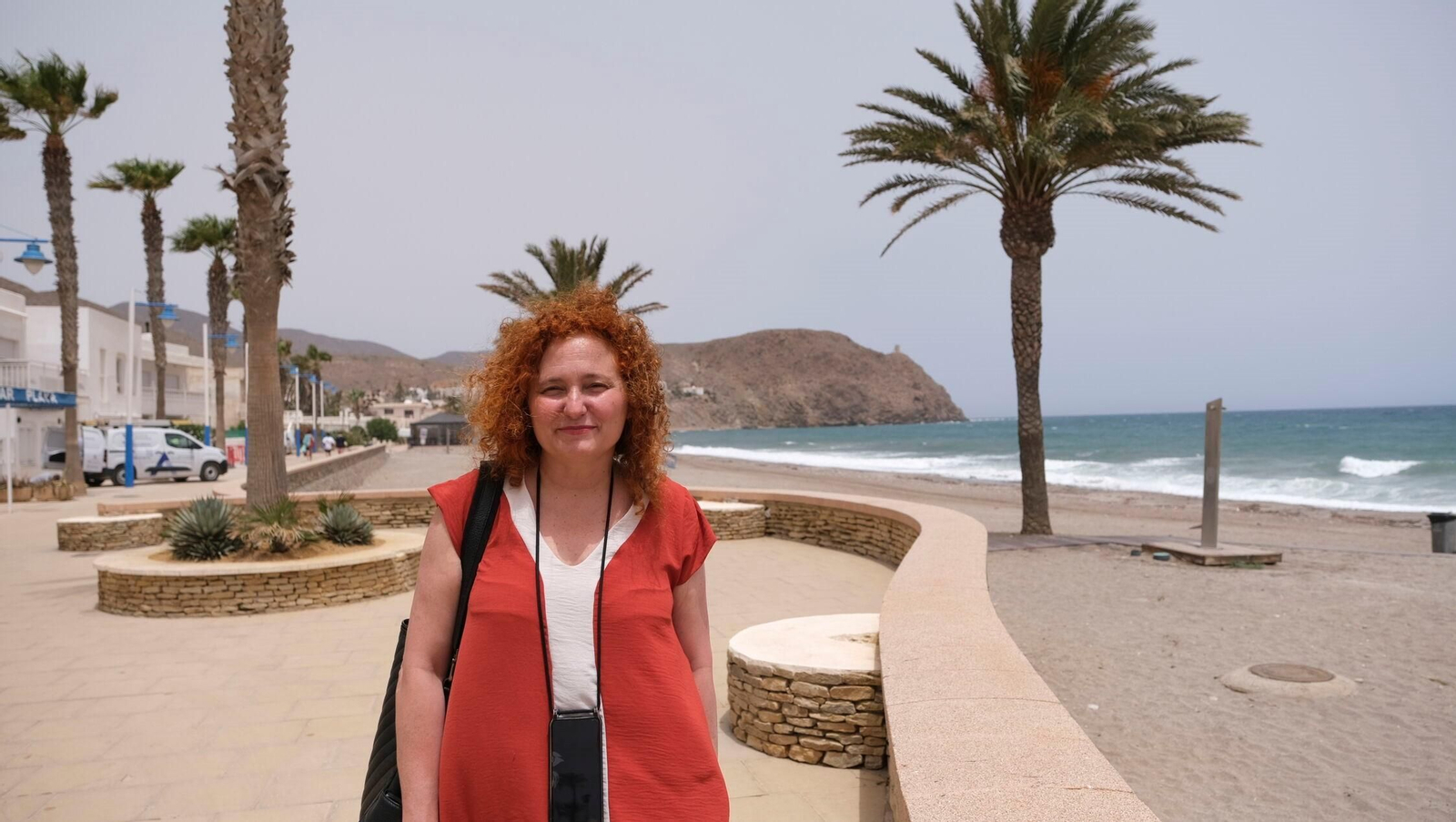 Laura, en el Paseo Marítimo de Carboneras en la ventosa mañana del pasado miércoles.