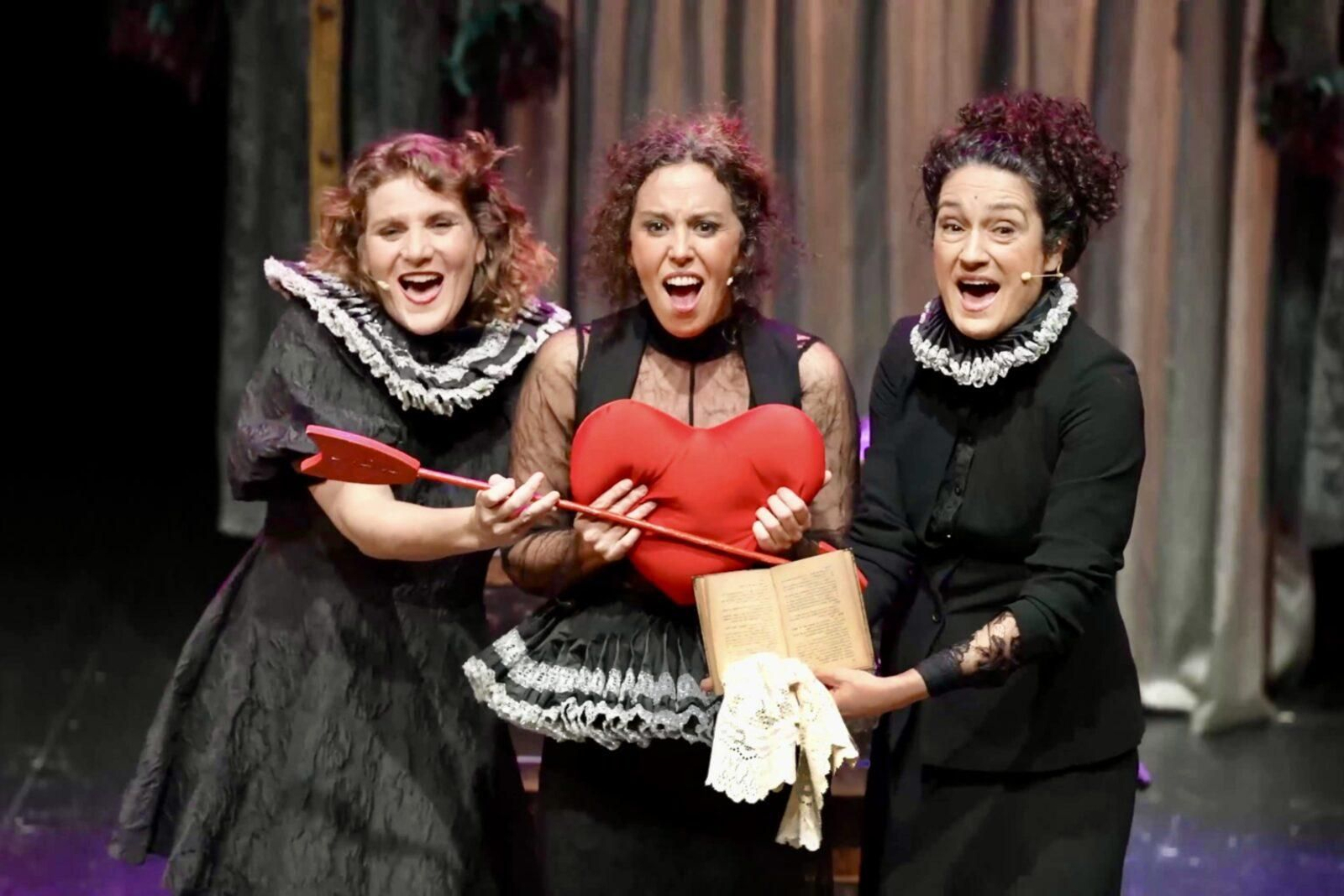 De izquierda a derecha, Rebeca Torrres, Beatriz Ortega y María Martínez de Tejada en una escena de 'Lope Exprés'.