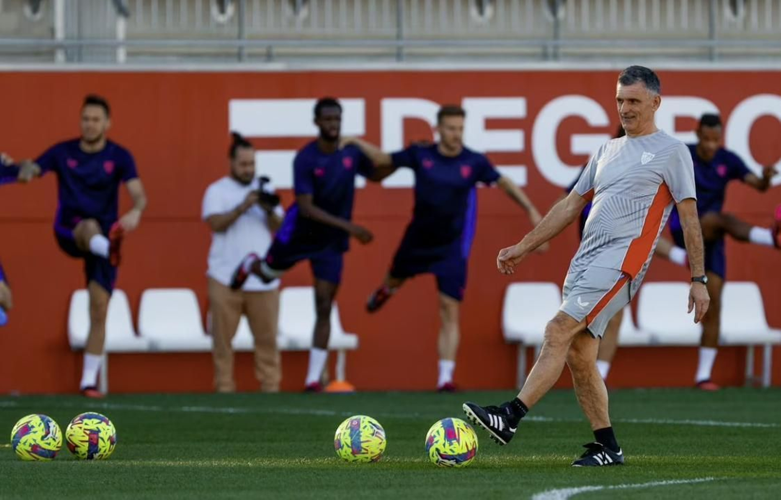 Mendilibar, en uno de sus primeros entrenamientos en Sevilla.