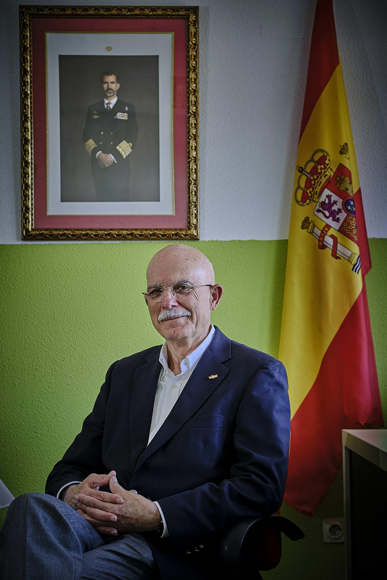 Rosety posa en la sede de Vox en San Fernando delante de una fotografía del Rey y una bandera de España. Rosety posa en la sede de Vox en San Fernando delante de una fotografía del Rey y una bandera de España.