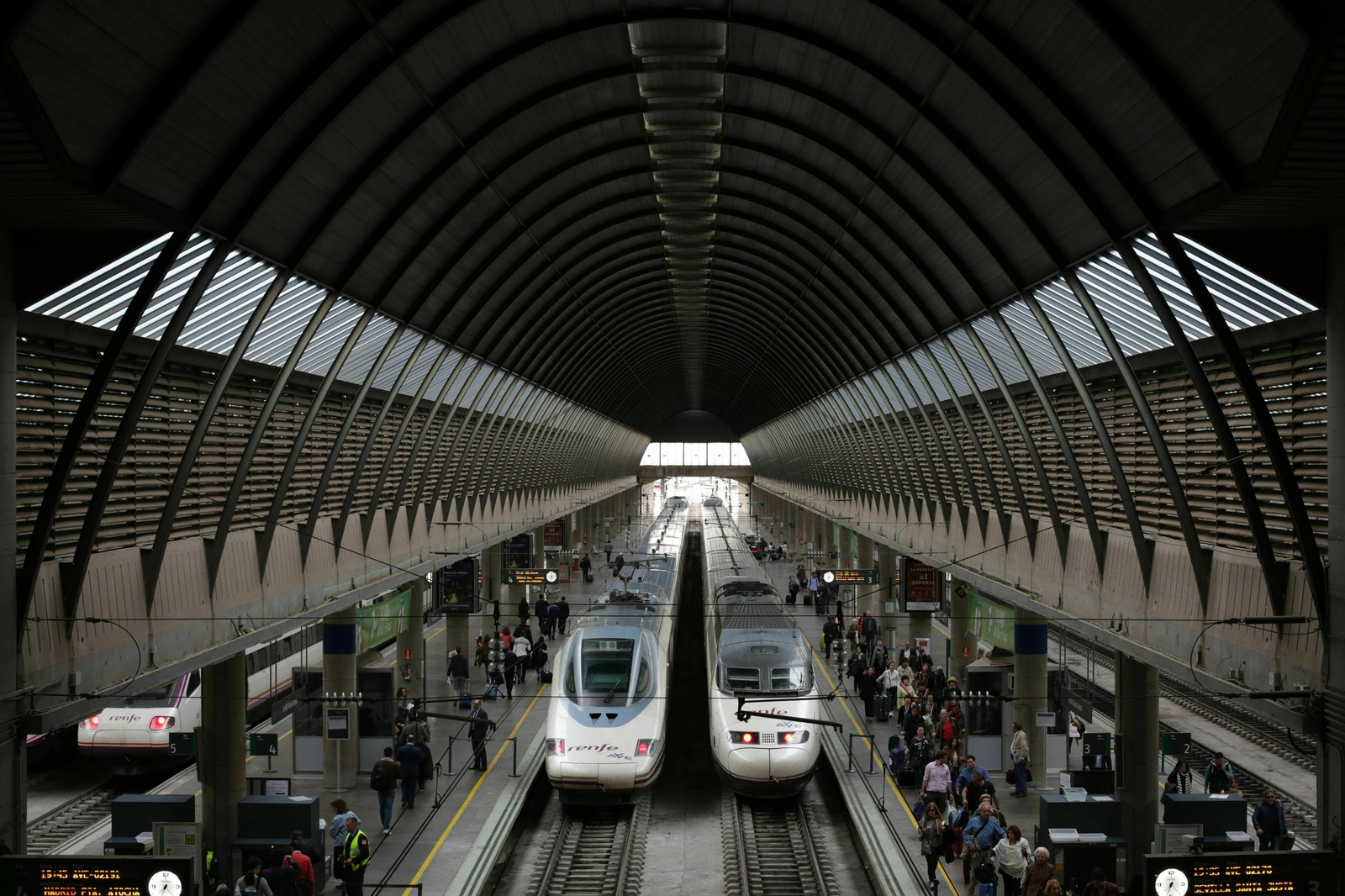 Trenes AVE en la Estación de Santa Justa en Sevilla