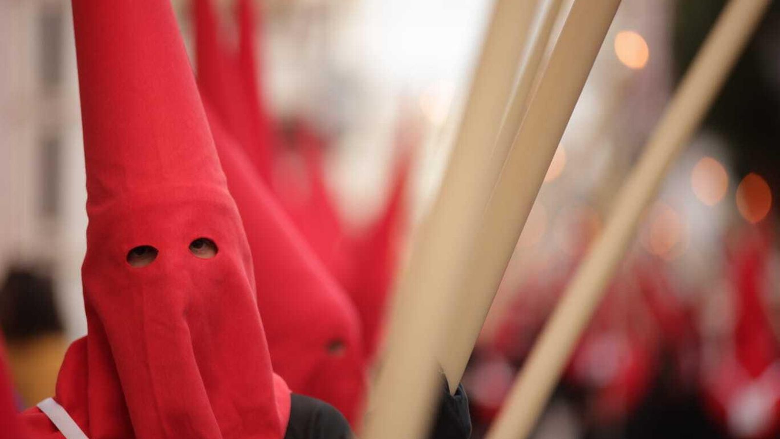 Hermanos de Medinaceli con sus cirios en alto.