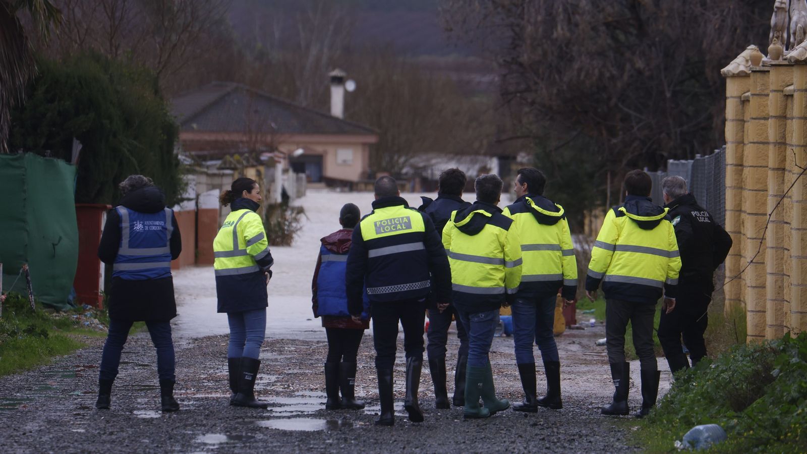 El alcalde de Córdoba, miembros de su equipo y de la Policía Local visitan la zona inundada de Guadalvalle.