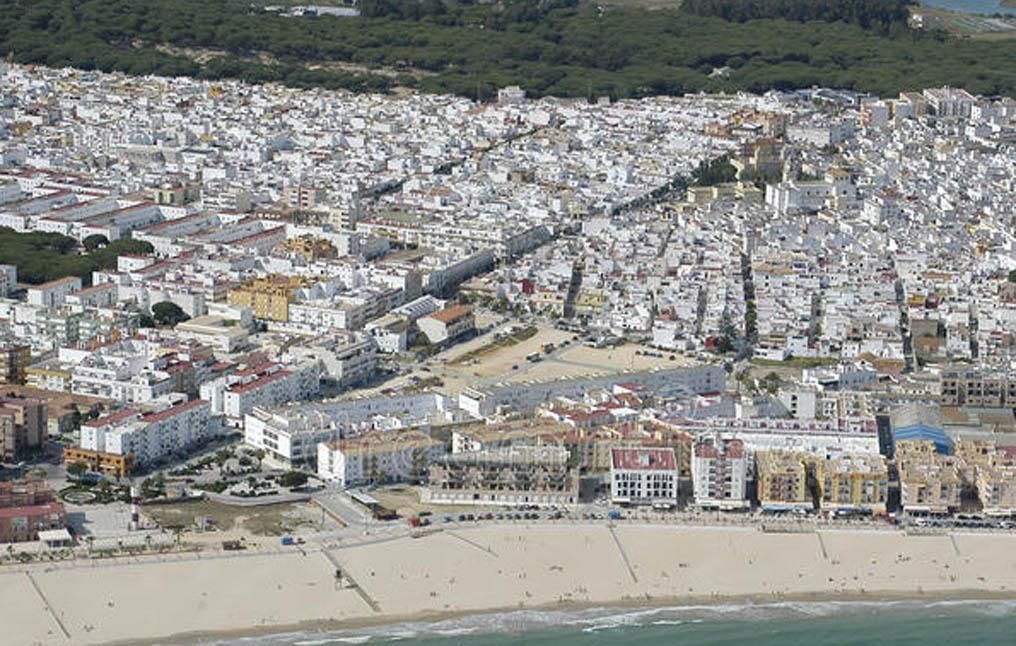 La Guardia Civil detiene a una pareja en Barbate, de vacaciones con sus hijos menores y con una pistola cargada
