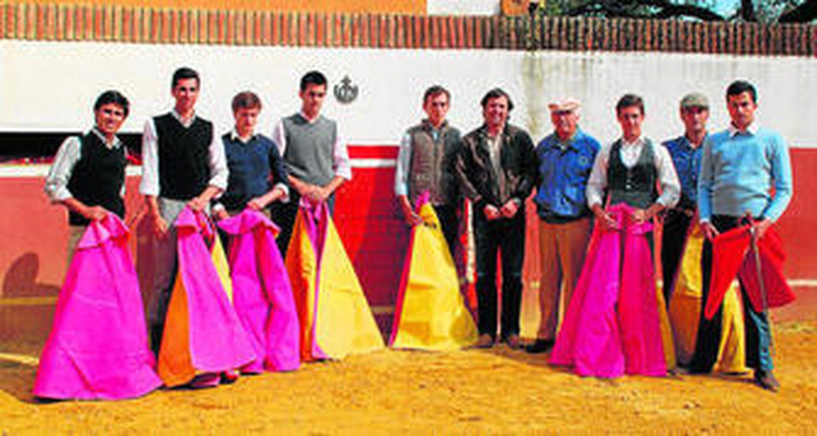 Alumnos y profesores de la Escuela de Tauromaquia de Sevilla, en un tentadero en Arucci.