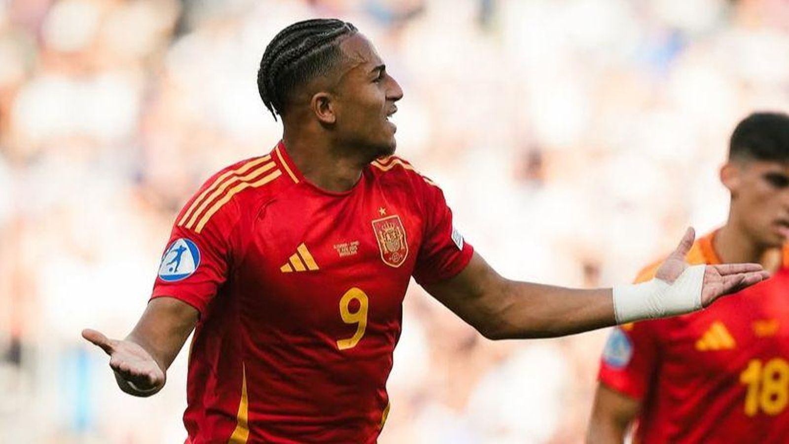 Mateo Joseph celebra su gol con España