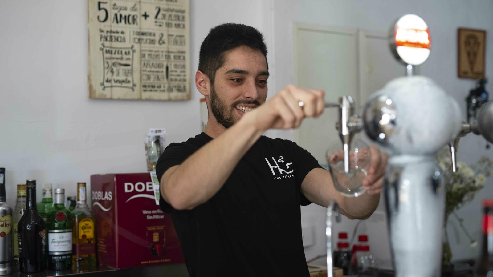 Juan Manuel García sirve una caña.