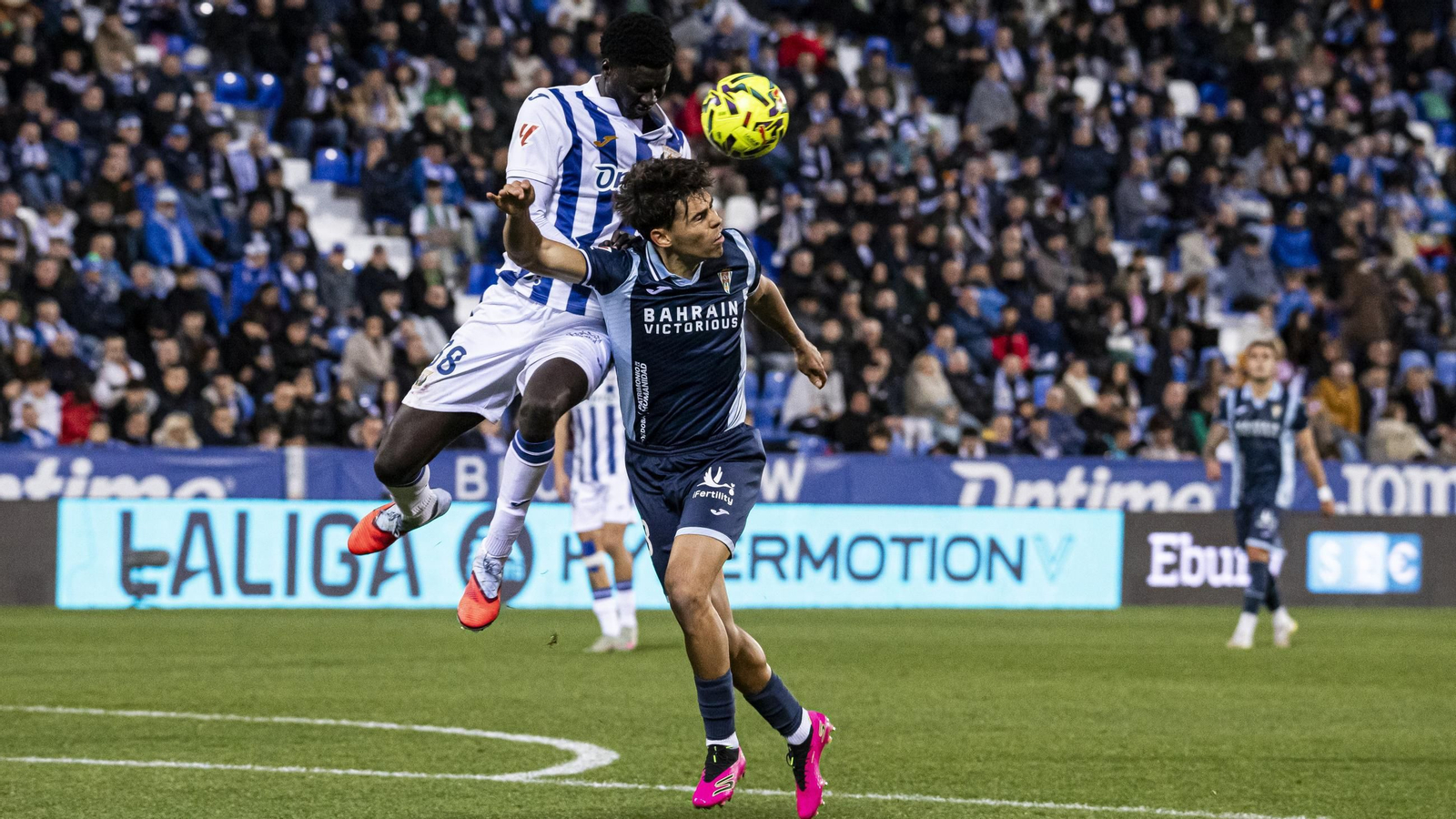 Jan Salas pugna con Gueye por el balón en un lance del Leganés - Córdoba CF.