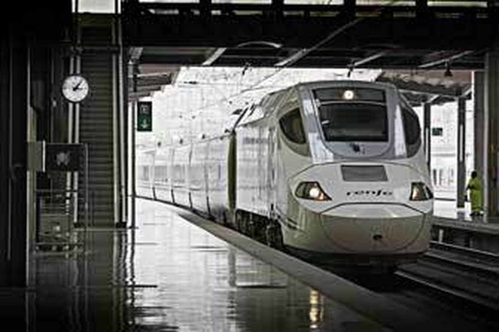 Un tren Alvia, accediendo a la estación de Renfe en Cádiz en una imagen de archivo. /Julio González