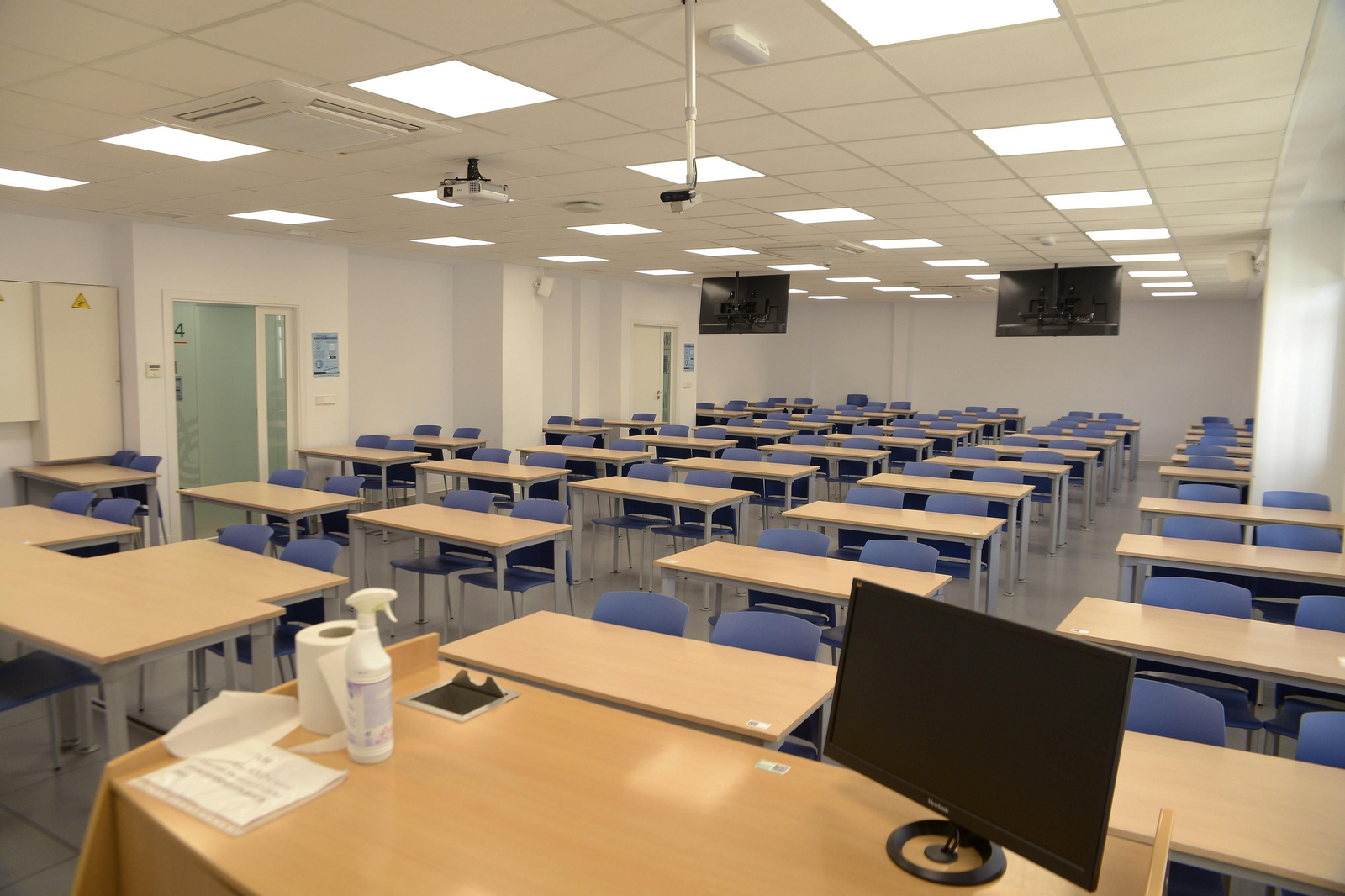 Fotos de las clases de la UCA con las restricciones de la Junta.