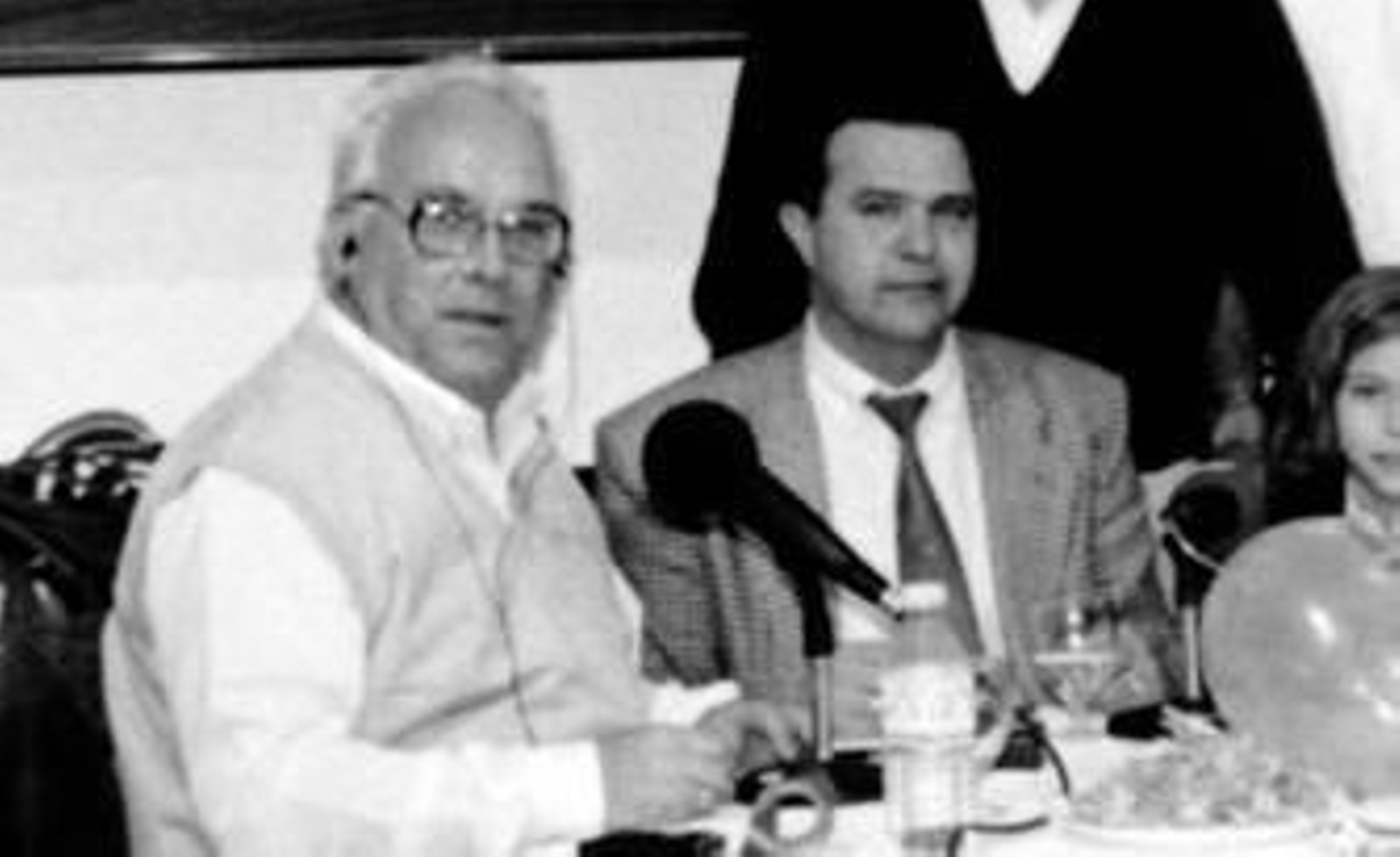 Agustín Fernández, a la izquierda en una de las miles de tertulias de radio que realizó.