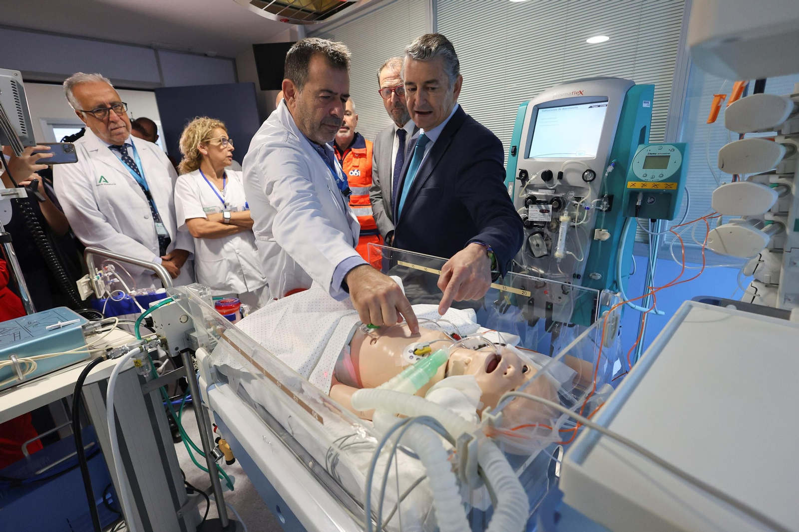 El consejero de Sanidad, Antonio Sanz, conoce el funcionamiento del sistema ECMO en el Hospital Materno de Málaga.