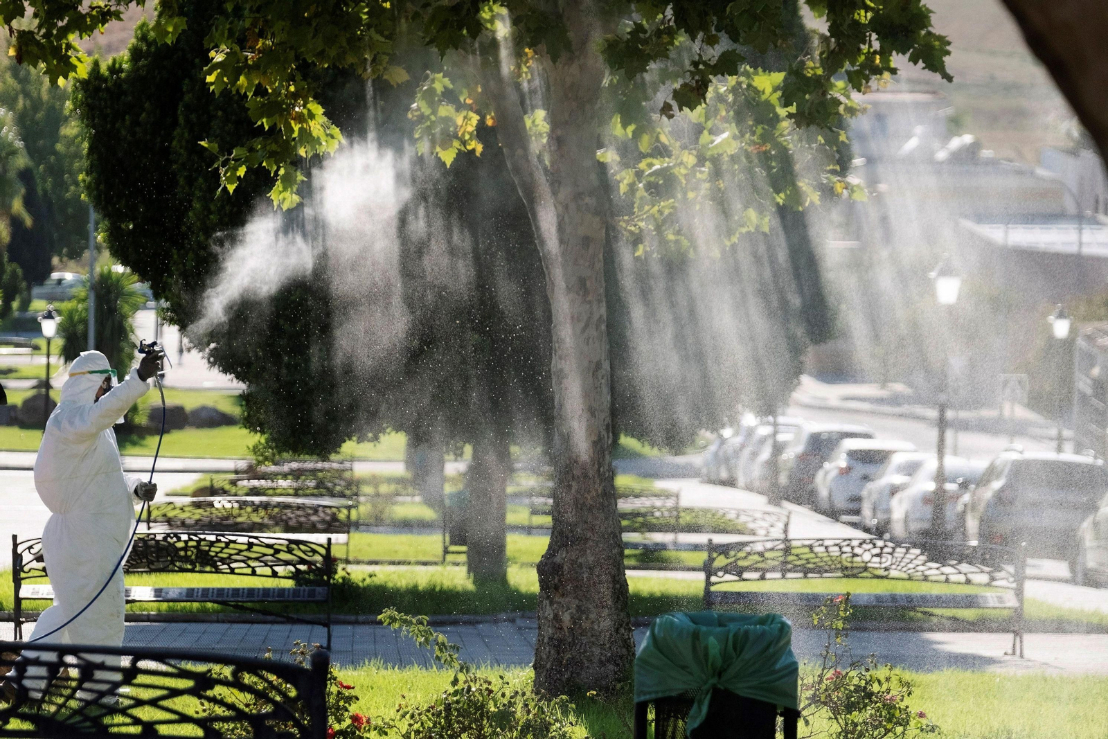 Un operario fumiga unos jardines para detener el avance del mosquito del Virus del Nilo. Un operario fumiga unos jardines para detener el avance del mosquito del Virus del Nilo.