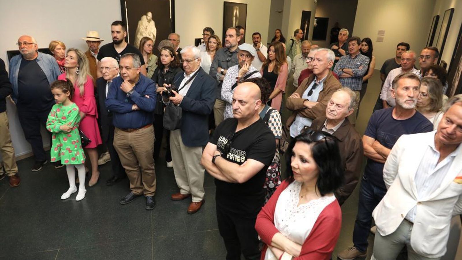 Asistentes a la inauguración de la muestra de Isabel Muñoz.
