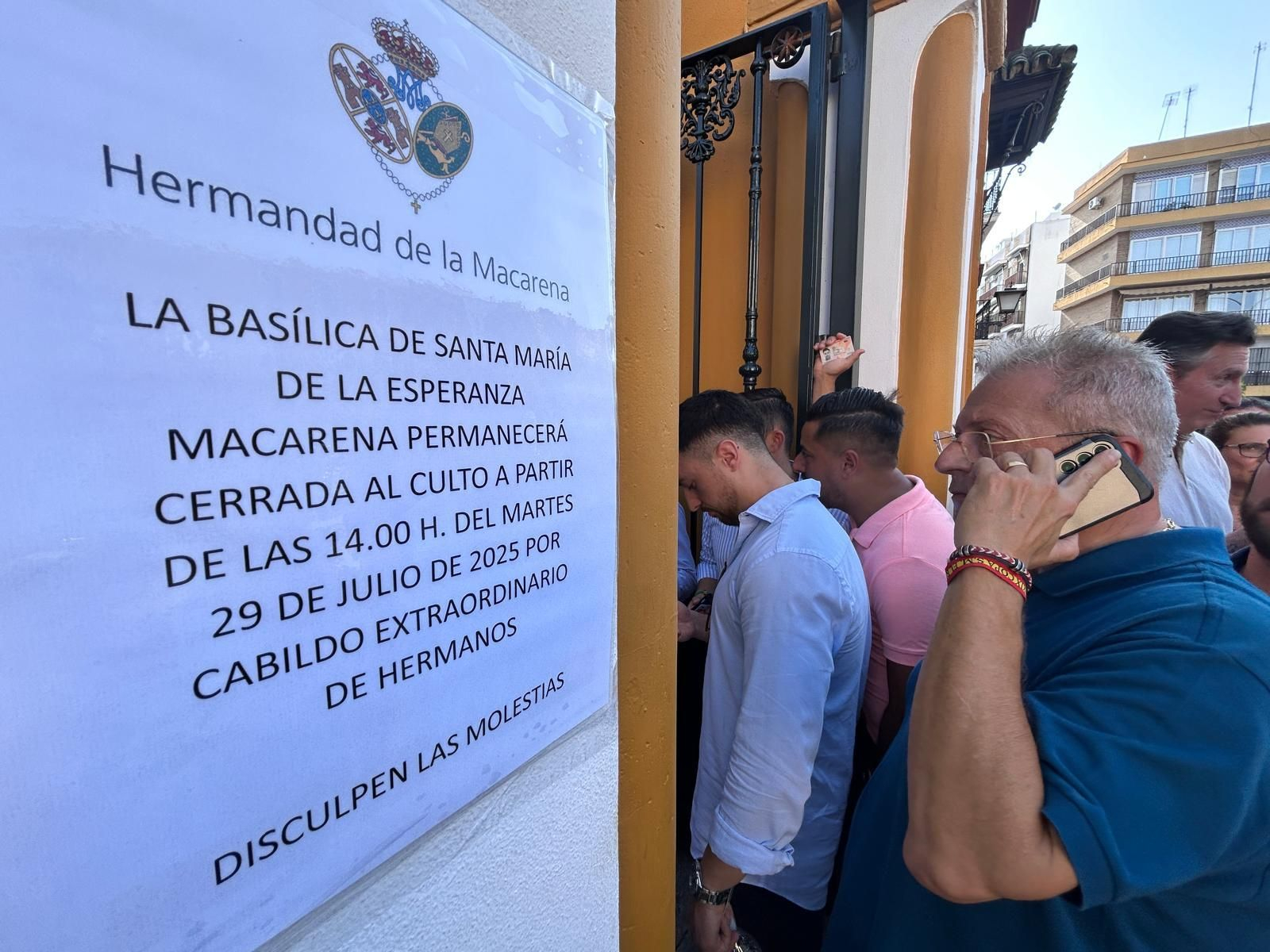 Cabildo para la historia en la Macarena: los primeros hermanos entran en la basílica
